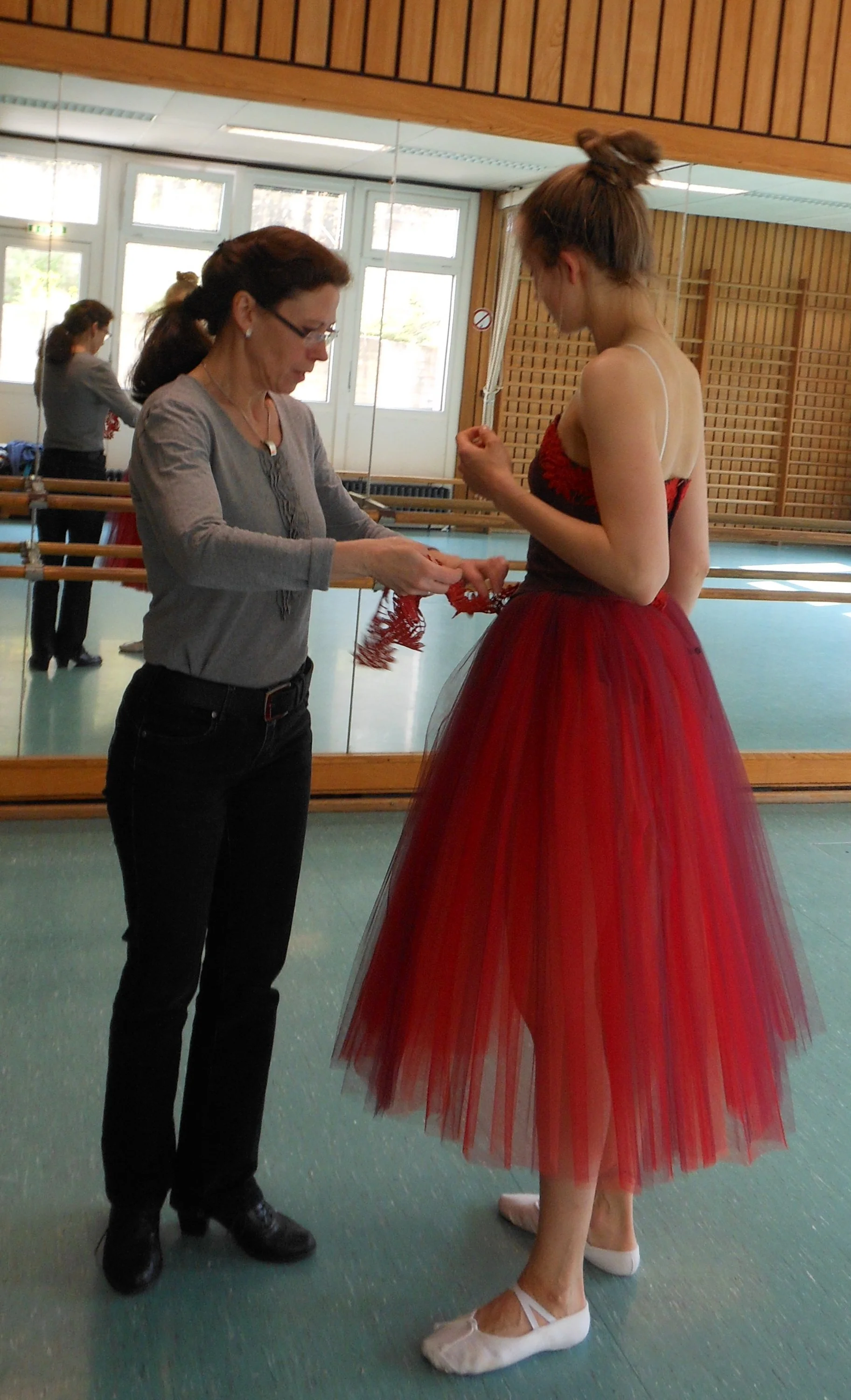 Kostümprobe Heike Zimmermann und Verena Piwonka.JPG