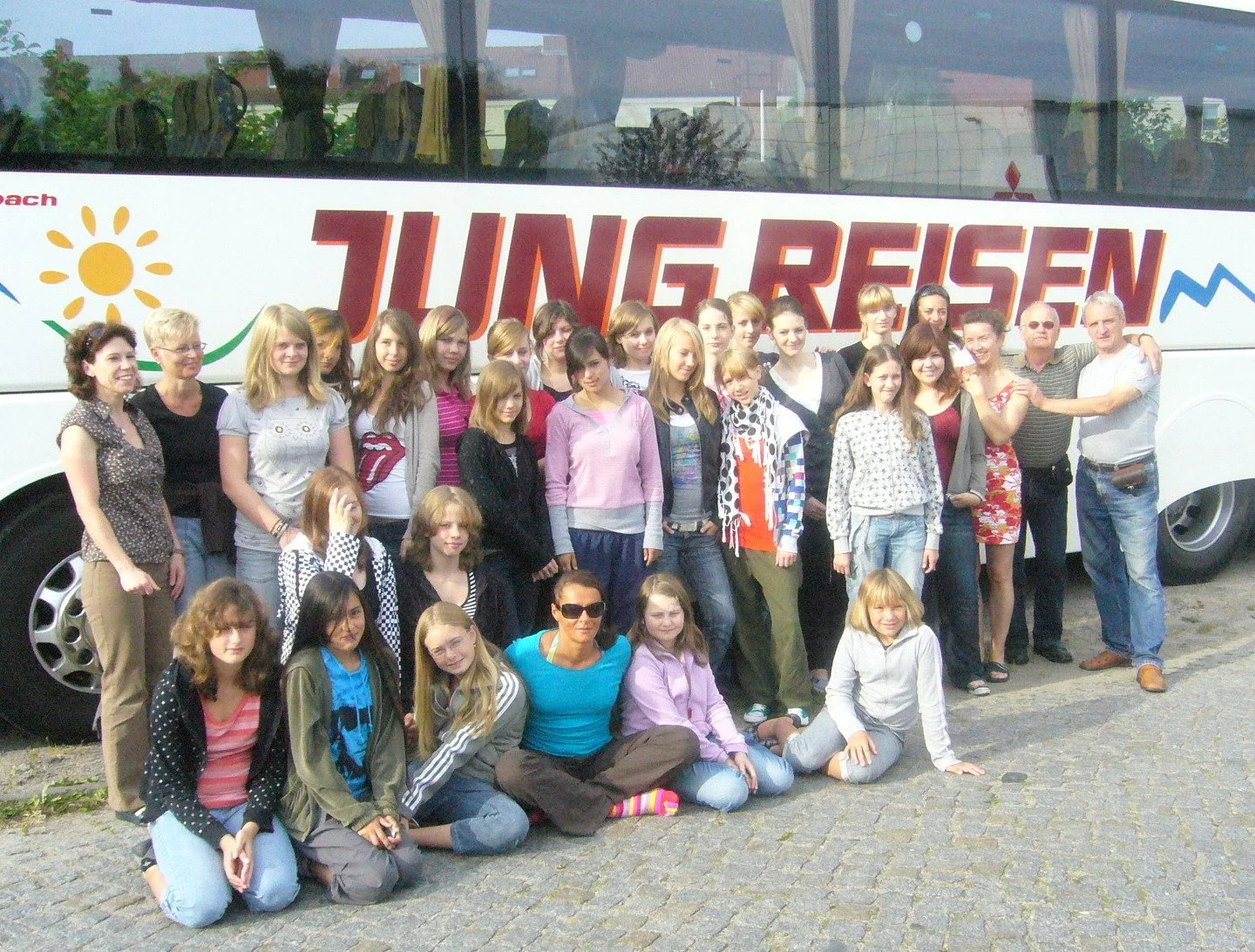 Auftritt Schwerin Alle vor Bus.jpg
