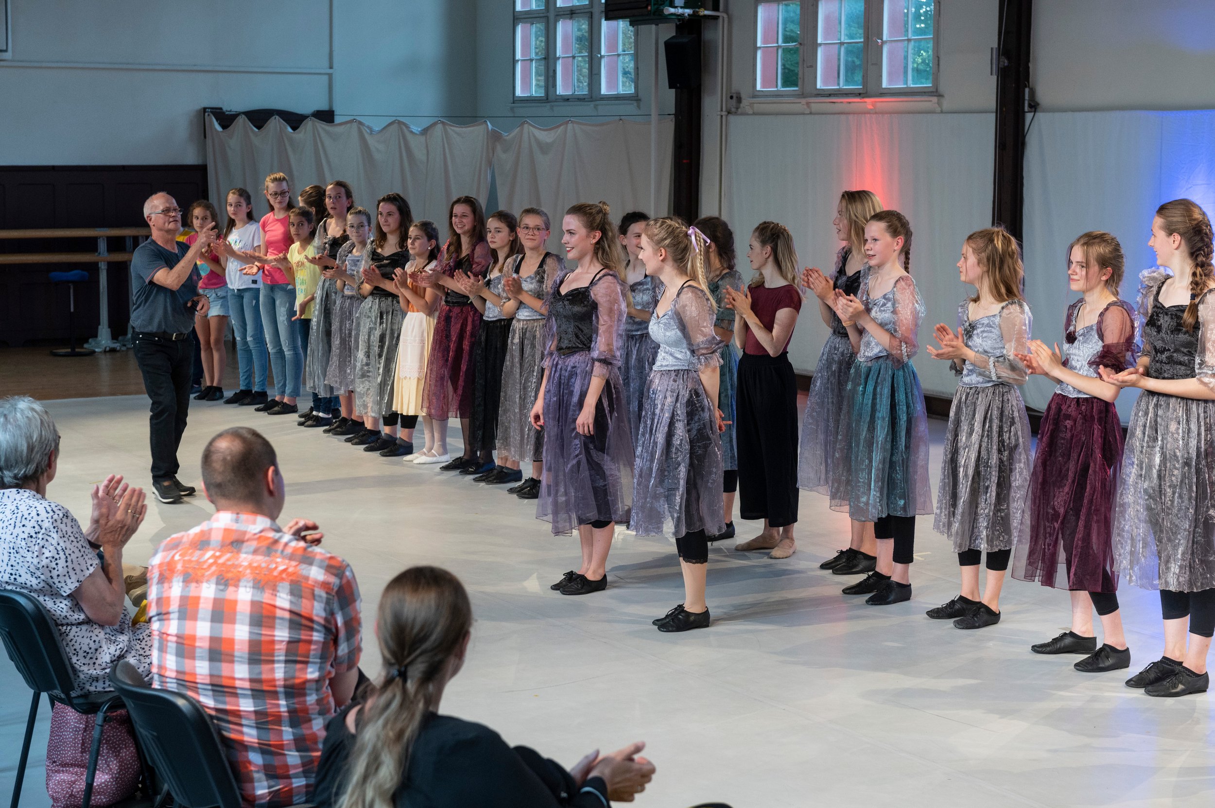 Verbeugung Franzi u. Sophie.JPG