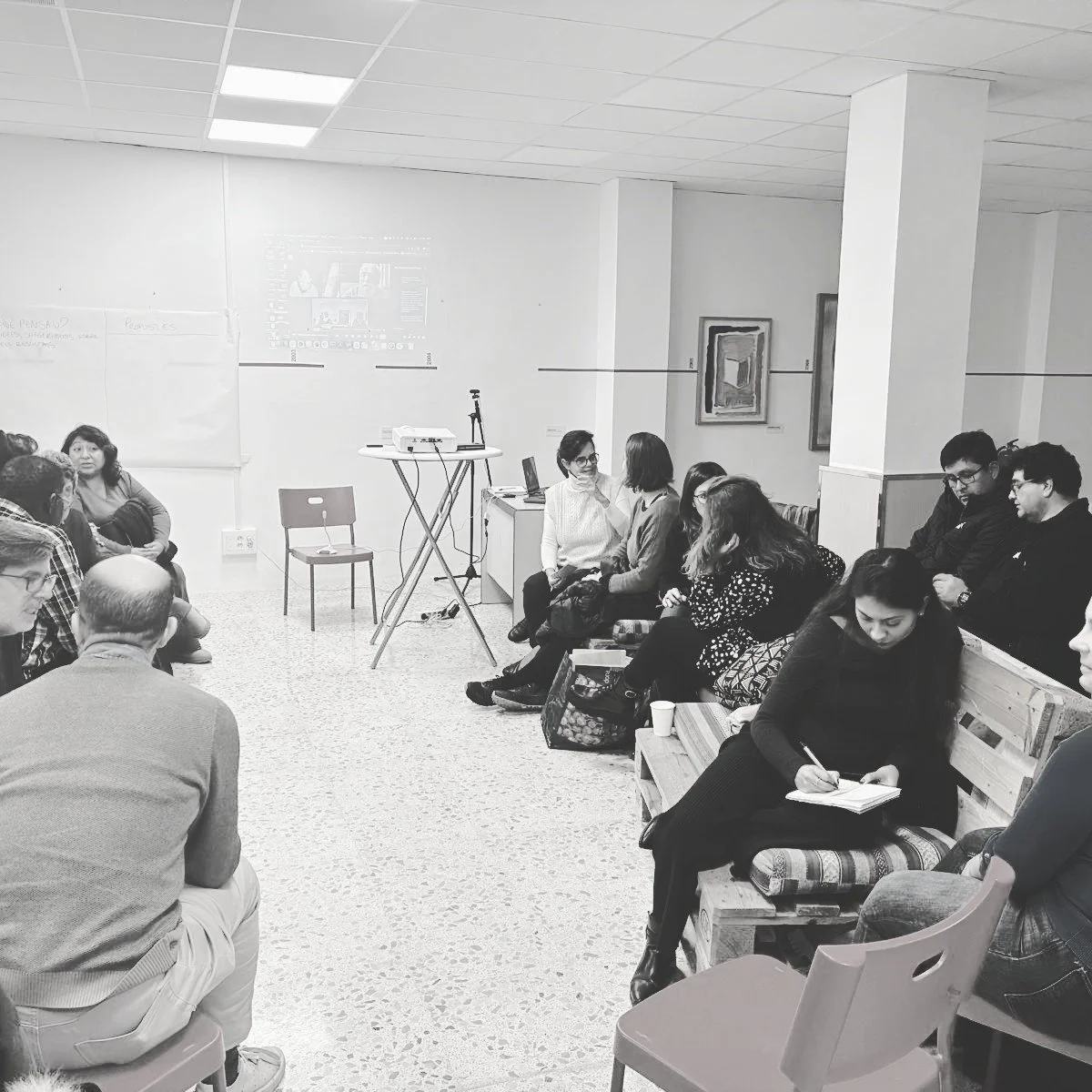 ✨ Gr&agrave;cies! ✨

Volem agrair de tot cor a totes les persones que vau venir a la trobada i que ens heu acompanyat al llarg d&rsquo;aquesta recerca.

Cada veu, cada experi&egrave;ncia i cada aportaci&oacute; han estat importants.

Continuem creien