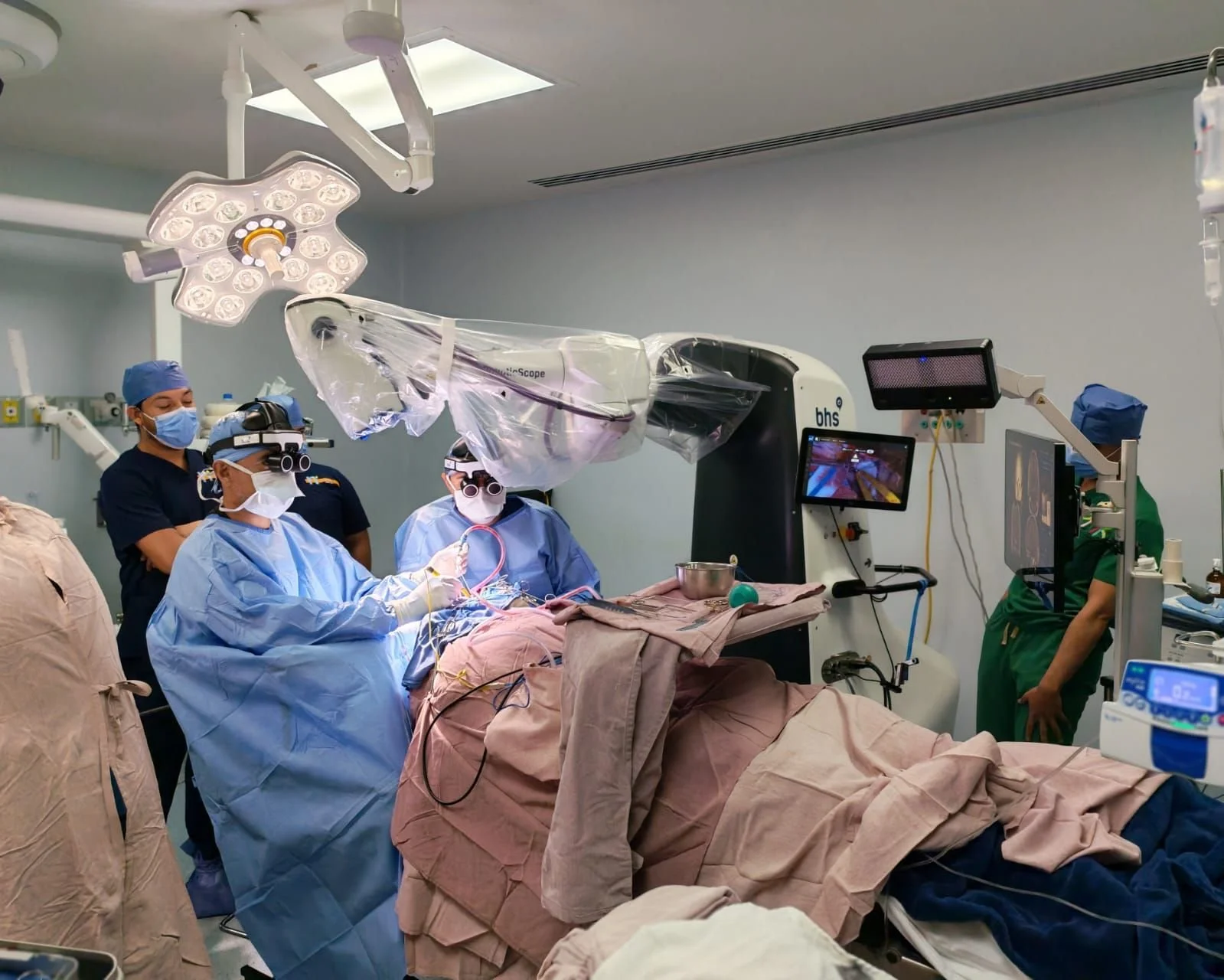 Equipo quirúrgico observando la imagen digital de RoboticScope durante una neurocirugía