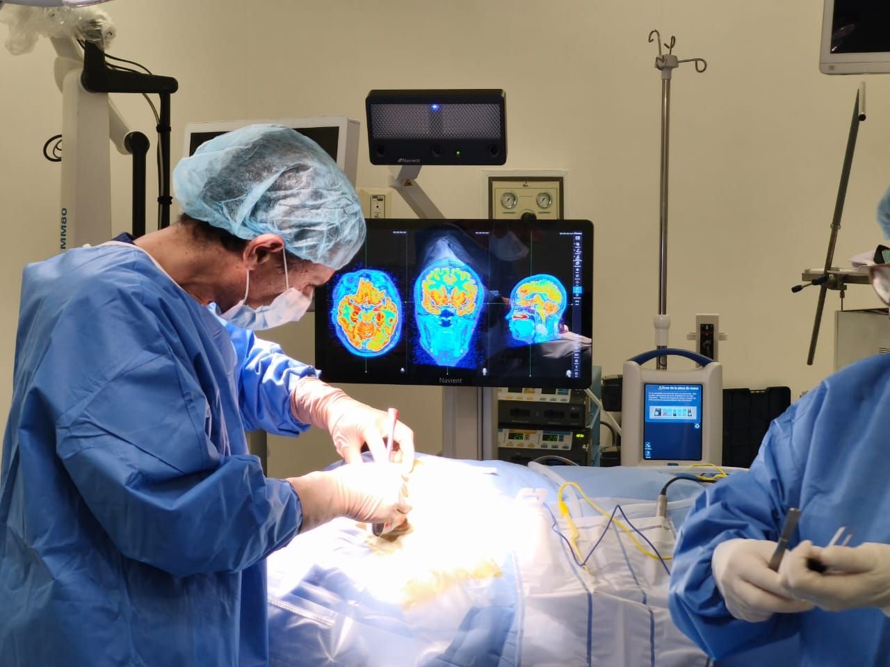 Equipo médico multidisciplinario utilizando tecnología de navegación y visualización quirúrgica avanzada