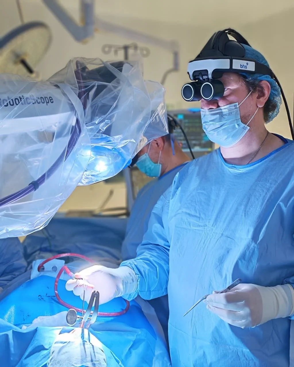 Cirujano utilizando RoboticScope con visor 3D durante una intervención