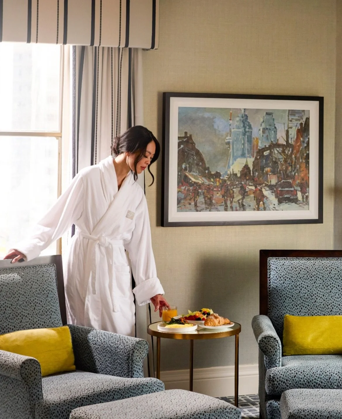 Snowy mornings call for room service 🥐☕️🛎️🌨️🍳

Hit snooze !! When you book your stay @fairmontroyalyork with a TTI Advisors, you get complimentary breakfast for 2 your way - in Reign Restaurant, the Gold Lounge or right in your room. 

Stay cozie