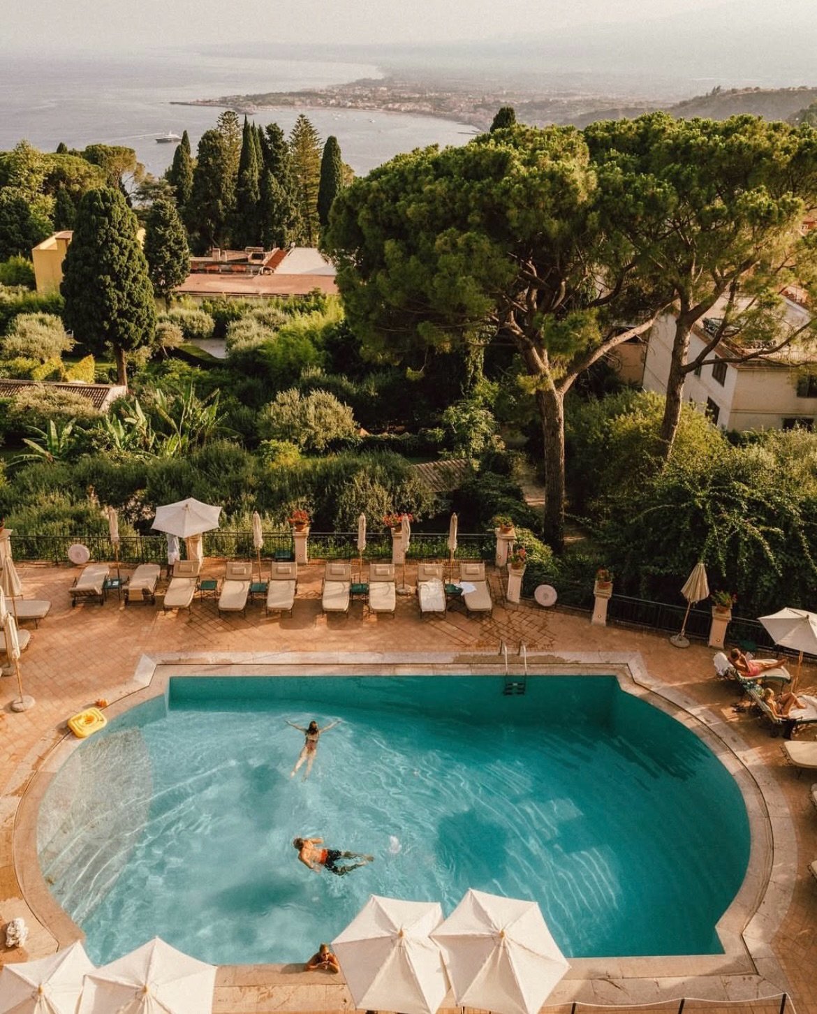Sicilian summmer, anyone? 🍋

Starting this summer, @aircanada launches direct flights from Montreal to Catania. To celebrate, we&rsquo;re pairing the new route with @belmond &lsquo;s iconic &ldquo;Sea to Mountains&rdquo; experience:

🏔️ Grand Hotel