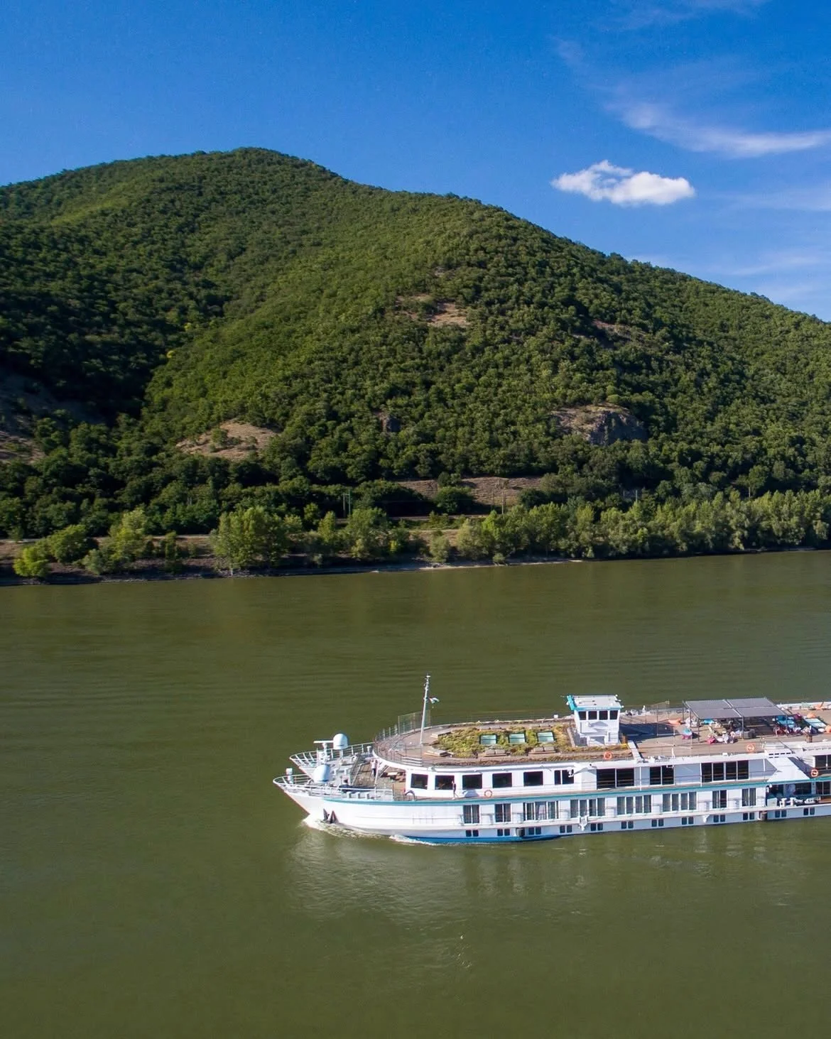 Imagine a world-class boutique hotel that moves with you. Welcome aboard the @riversidecruises Mozart⛴️

Why the Mozart? It&rsquo;s all in the details:
✨True Luxury: All-suite accommodations with 24-hour butler service.
✨Gastronomy: Four distinct res