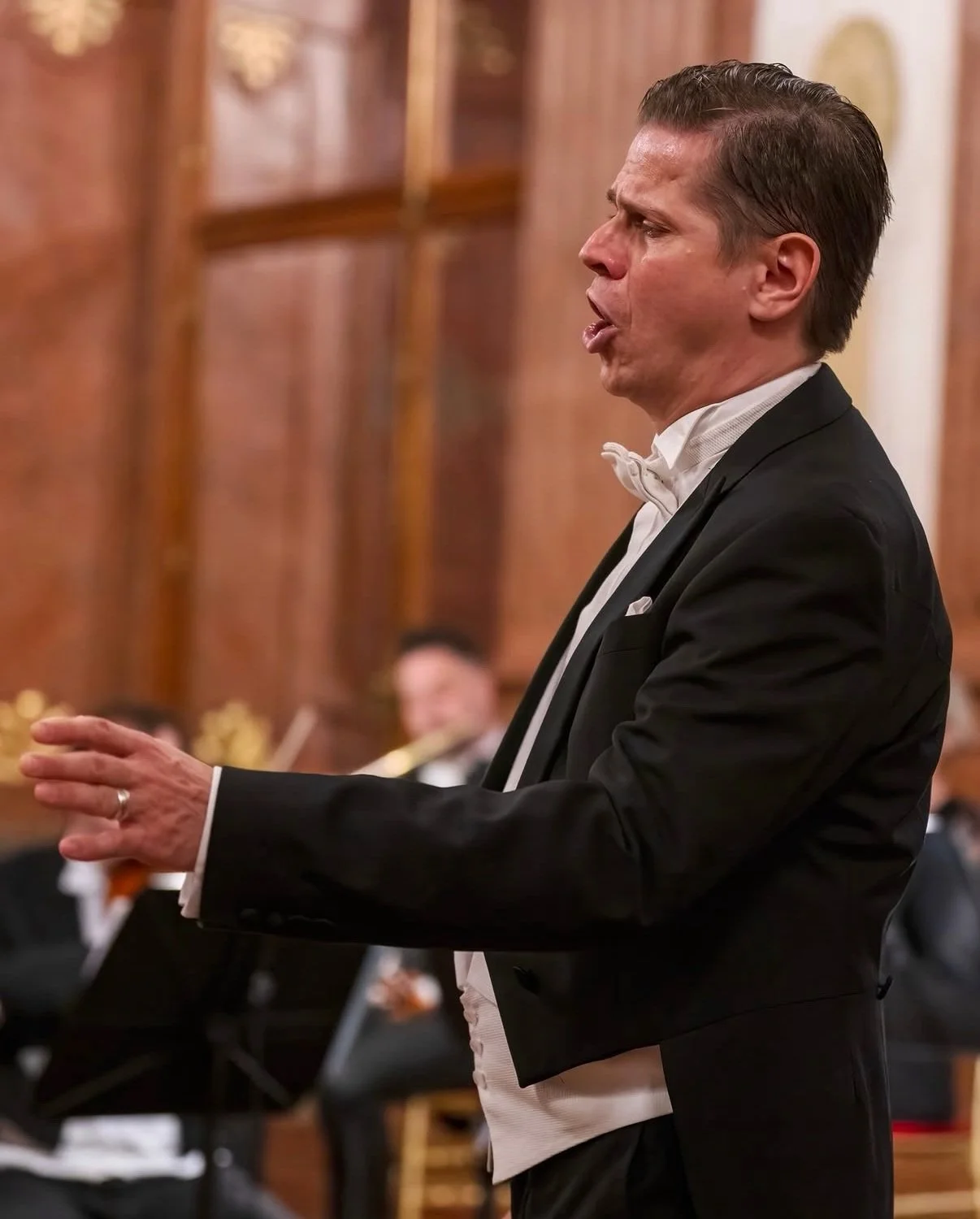 Beyond the riverbank, the world is yours to explore🎼🥂✨🚲

@riversidecruises has perfected the shore excursion by replacing standard tours with deeply immersive, curated moments. Whether you are enjoying a private classical concert in a historic pal