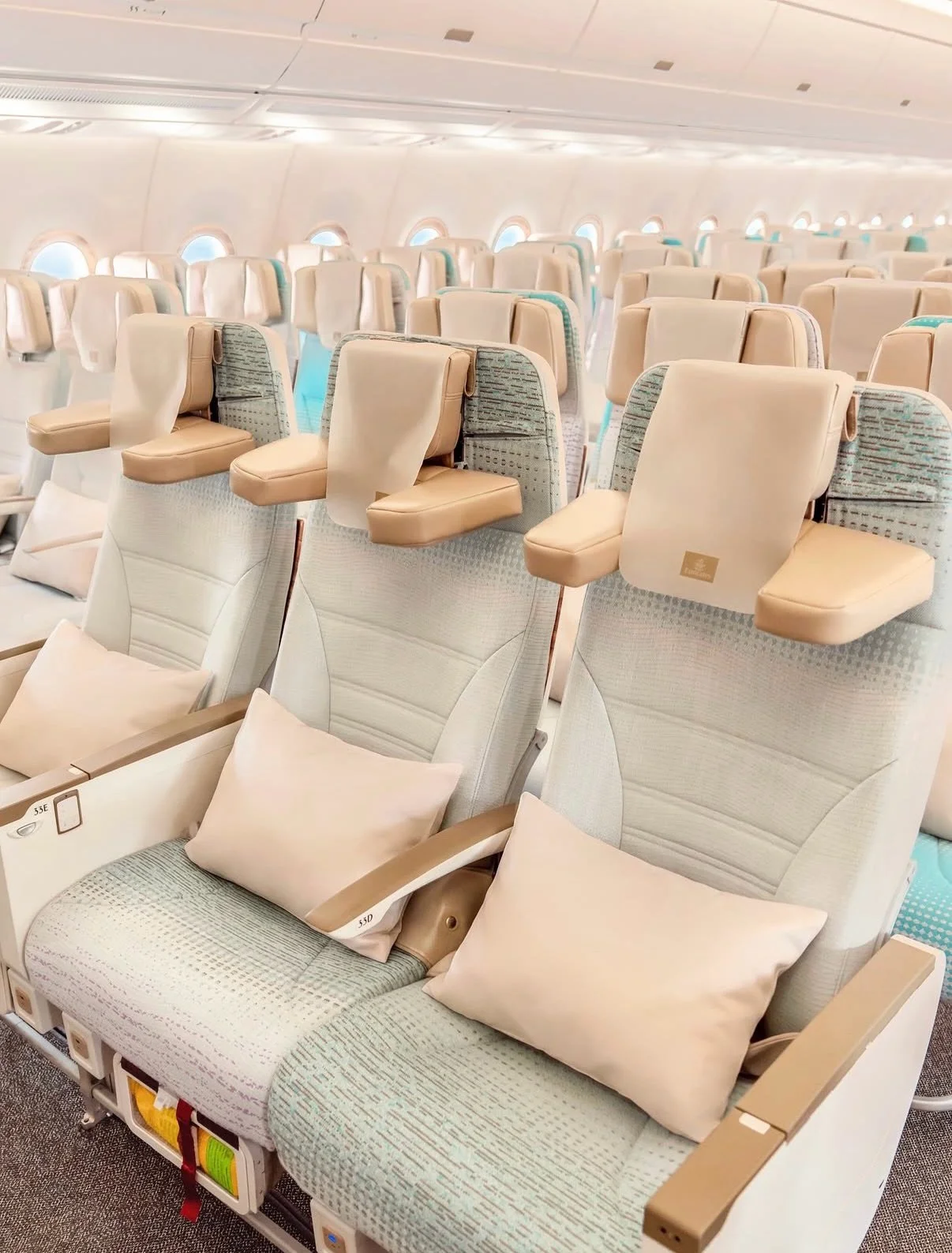 Economy, elevated✈️ 

@emirates new U-Dream headrest brings first-of-its-kind neck and head support to Economy Class &mdash; plus multi-course dining, thousands of entertainment channels, and Wi-Fi that keeps you connected all flight long!

Comfort s