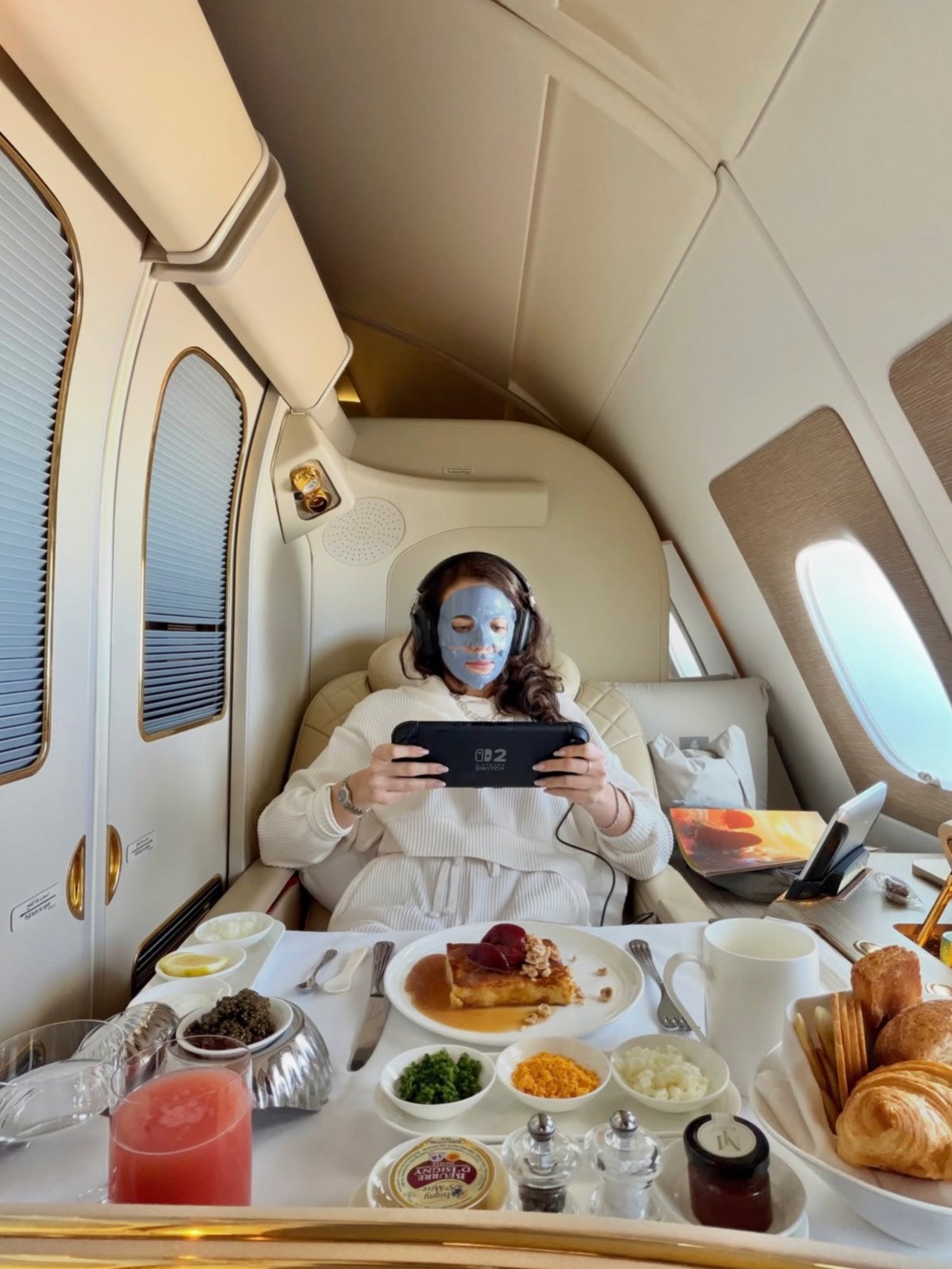 BIG MOOD @emirates ✨🍸

📸: @madisonjwaller 

#Firstclass #emiratesfirstclass #luxurytraveladvisor #airpartner #luxurytravel