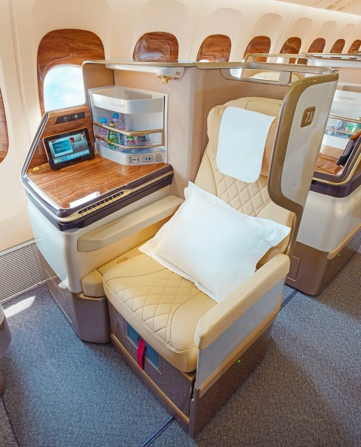It may be Sunday but we are in Business Mode with Emirates Business Class 📈

The new Safran S Lounge seats (already flying on the A350, now rolling out across the 777 and A380 fleet) bring 1-2-1 direct aisle access, champagne leather finishes, 4K en