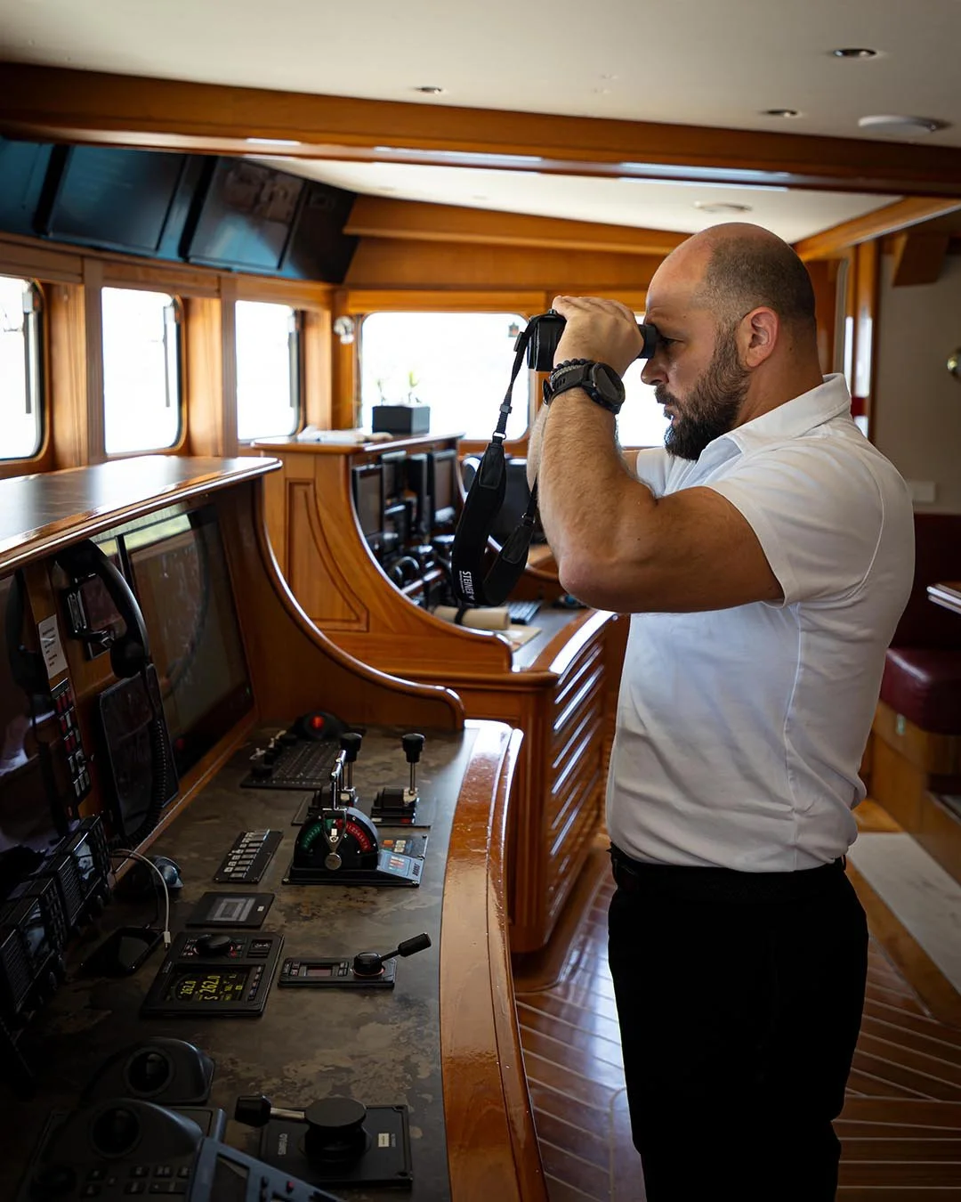 aqua-lares_bridge_Crew_001.jpg