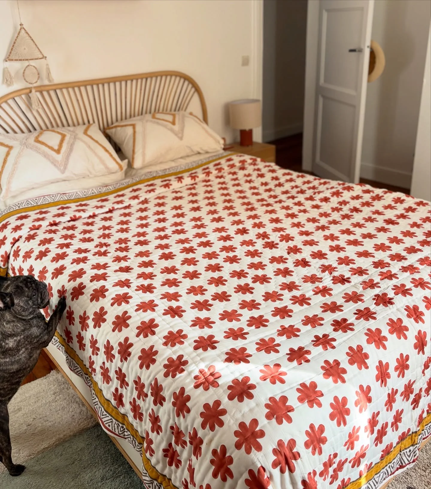 Sweater weather meets blanket season 🍁 The Scarlett Blossom Blanket is inspired by autumn trees 🍂 Only a few left in stock. Get yours today with the link in bio 🫶 
.
.
.
.
#tinastrinkets #tinastrinketshandmade #fallvibes #cozyseason #homedecor #au