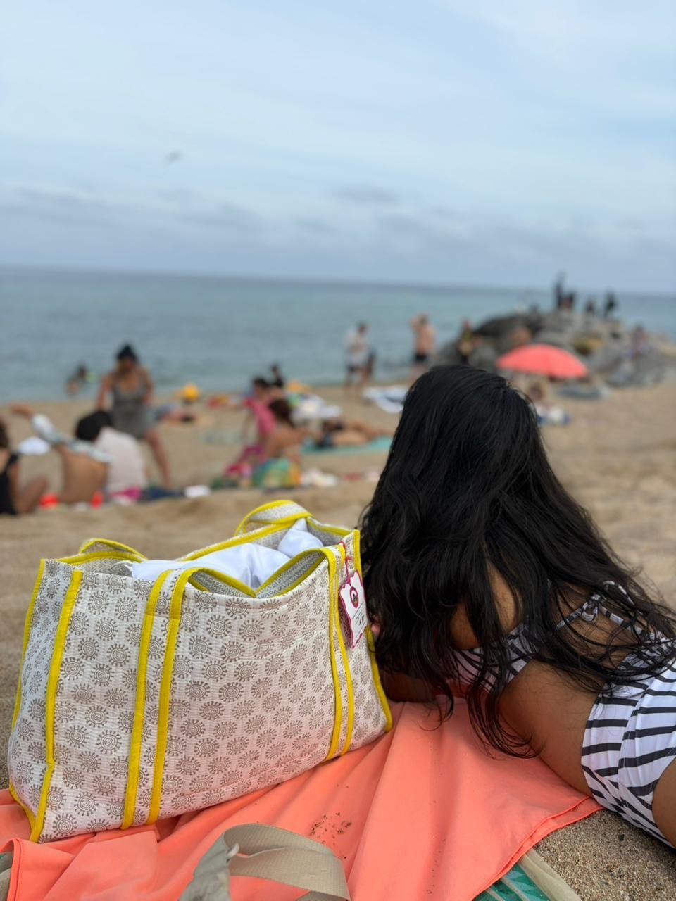 Two beauties spotted in Spain- @saum.wanders &amp; our Sundrop tote bag ☀️ 
The perfect 100% cotton beach bag for the summer! 💛🌻
Free shipping 🫶 get yours today with the link in bio
.
.
.
.
#tinastrinkets #summervibes #beachbag