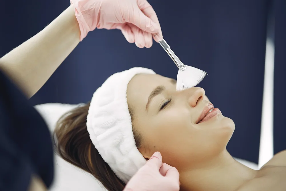 Application d’un peeling sur le visage chez Thefrenchmedspa