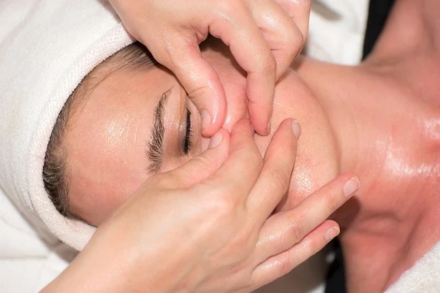 Nettoyage de peau du visage réalisé par une praticienne chez Thefrenchmedspa