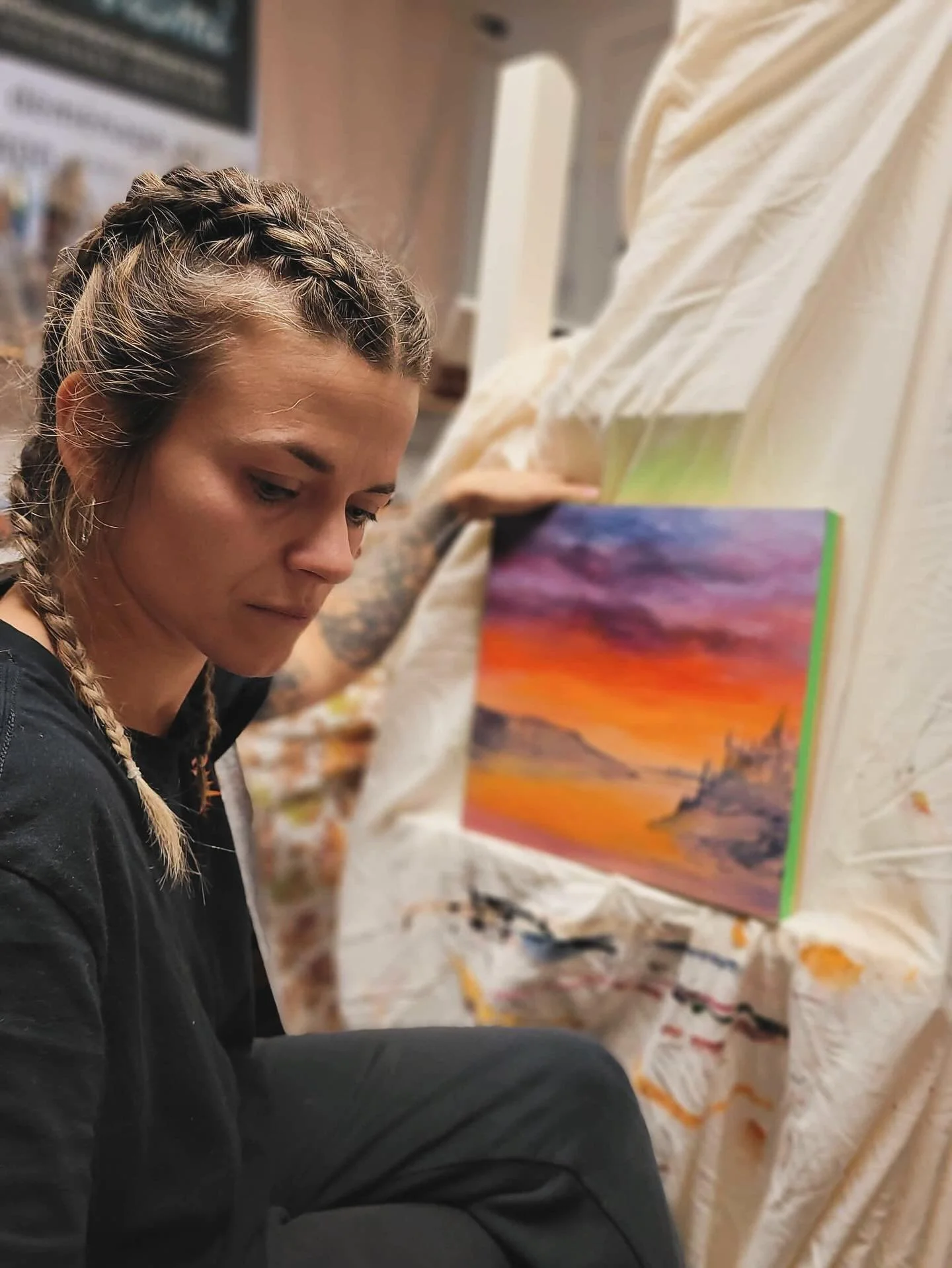 De petites &oelig;uvres prennent vie dans l&rsquo;atelier de ma m&egrave;re @jocelyne_b_artistepeintre o&ugrave; je suis venue nidifier pour la semaine. Quelques 12 X 12 qui seront disponibles pour la cause du Pignon bleu lors de l&rsquo;&eacute;v&ea