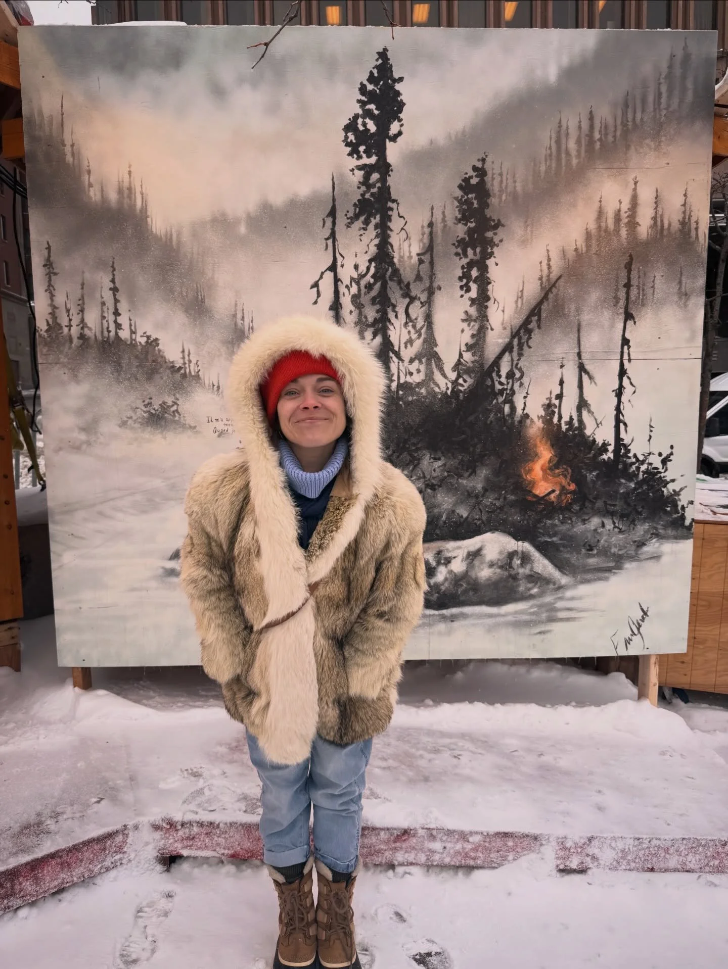 Fi&egrave;rement pos&eacute;e par @sandycunningham_art devant mon oeuvre r&eacute;alis&eacute;e l&rsquo;ann&eacute;e derni&egrave;re pour @kaleidoqc merveilleusement install&eacute;e cette ann&eacute;e encore au carr&eacute; d&rsquo;Youville 🌲✨ &laq