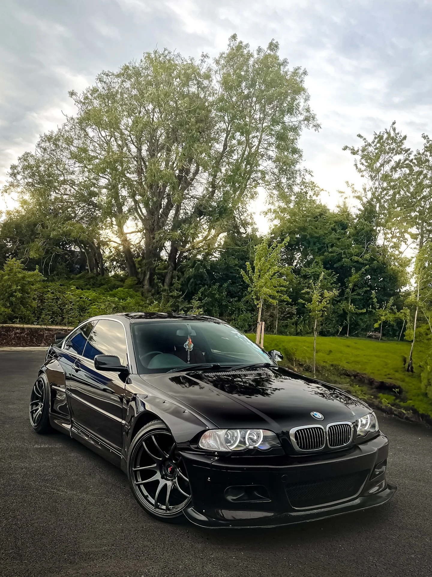 BMW E46 PANDEM 🏁
—
Full Pandem widebody, custom exhaust spitting flames, sitting low on coils with JR alloys, 70mm spacers on the rear, camber arms and a full candy hot rod red respray with tinted lacquer. Interior completely transformed from