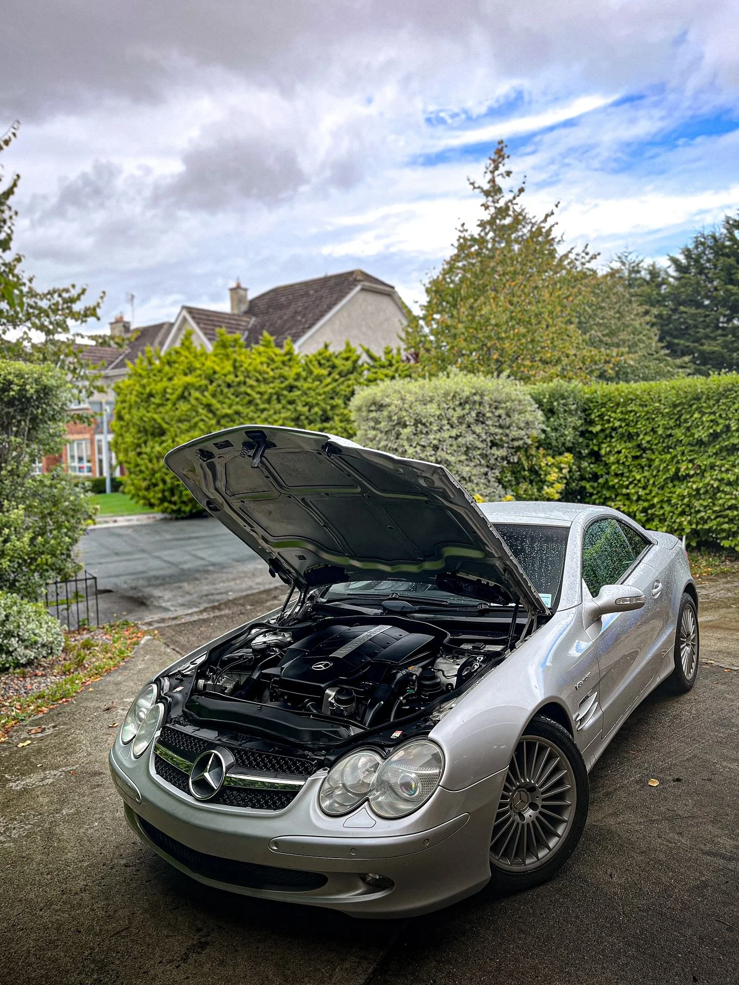 MERCEDES SL55 AMG 🏁
—
This Mercedes got treated to our Full Interior Detail package. The job included a full deep clean inside, with stain removal on the carpets. On top of that, we added extras like headlight restoration and an engine bay det