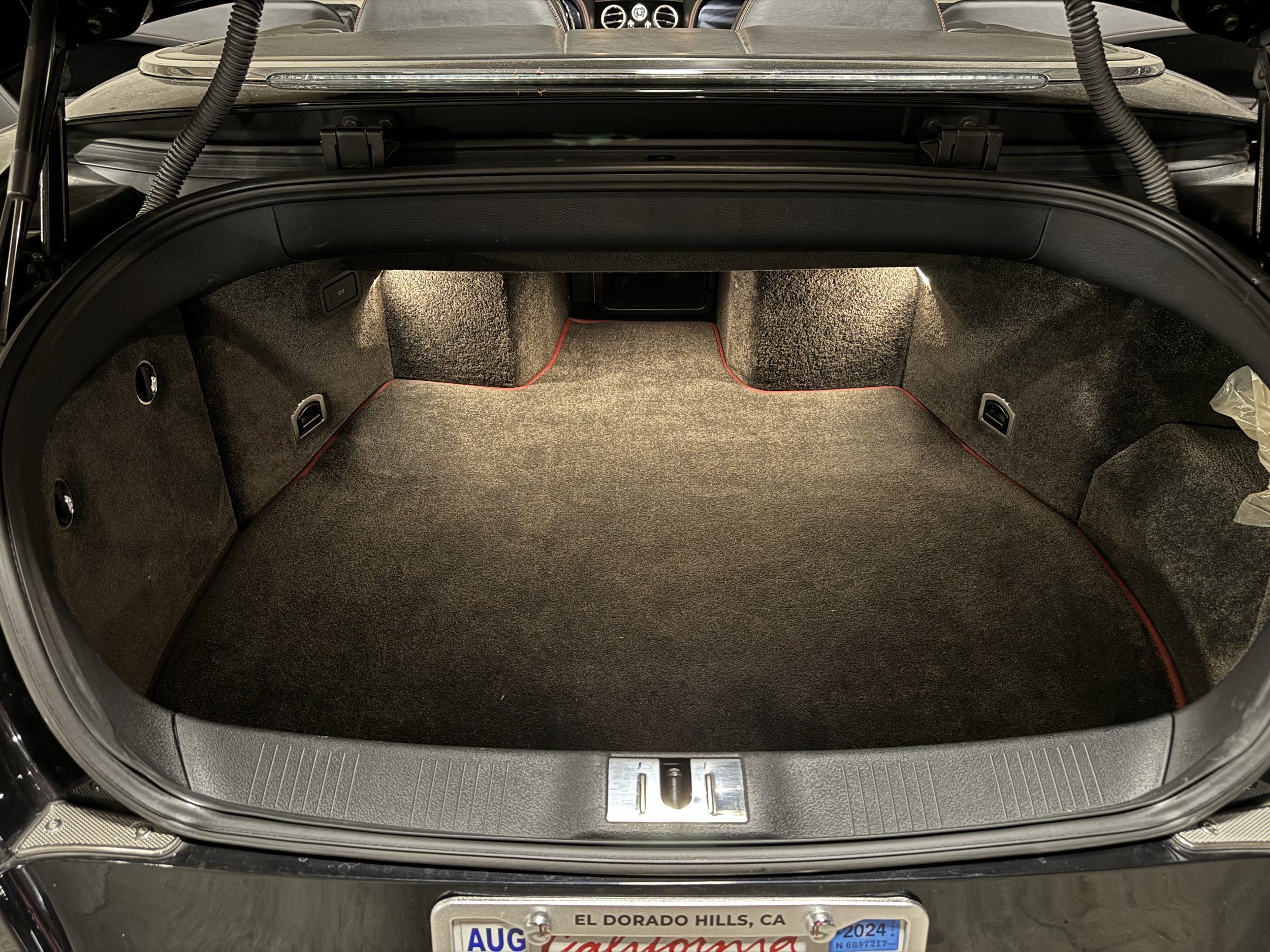 Ski Hatch Contrasting Binding to Boot Carpet