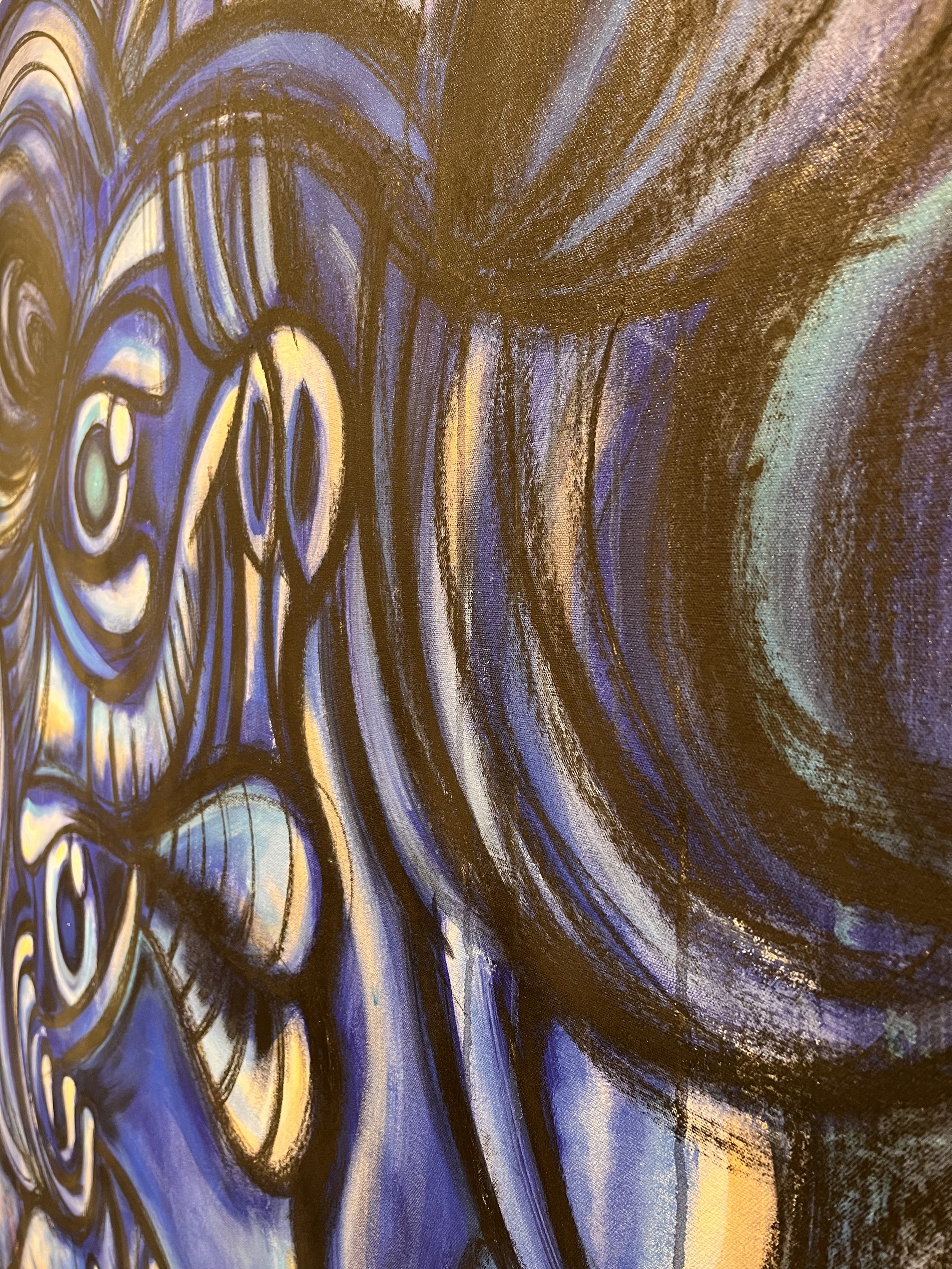 sentado en la mesa angled.jpg