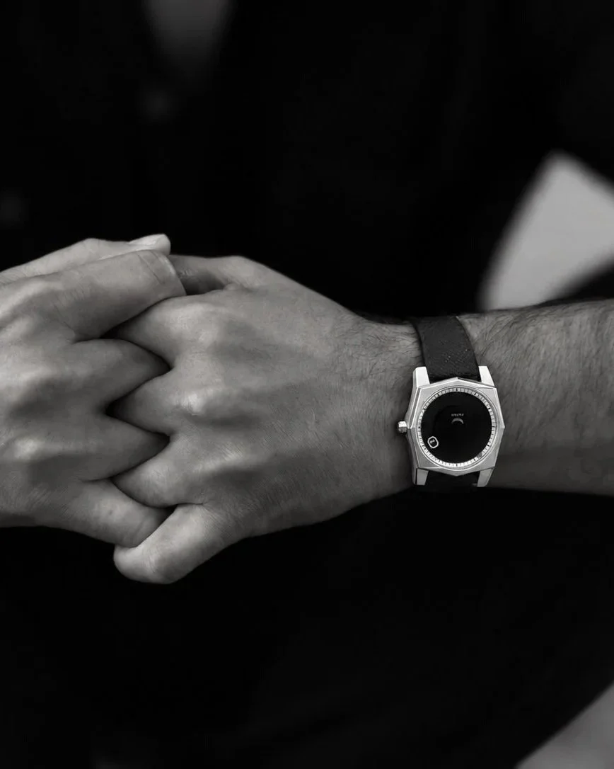 Black-and-white wrist photograph of the Papar Vuelte