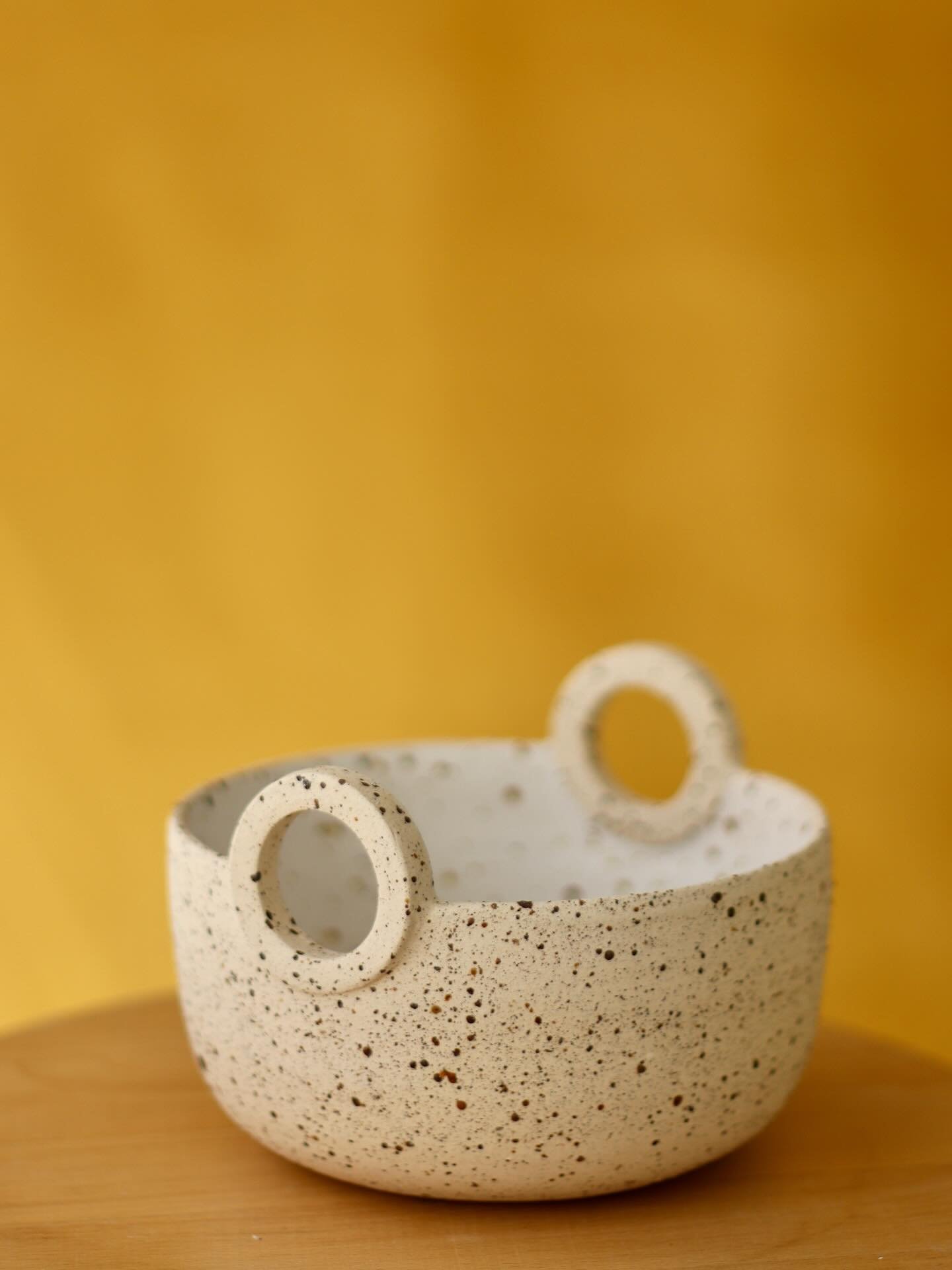 A peek at what&rsquo;s been happening in the studio lately: speckled clay + hoops. My current loves 💛

#ceramics #potteryprocess #wheelthrown #MakersObsession #SlightlyObsessed #HookedOnHandles