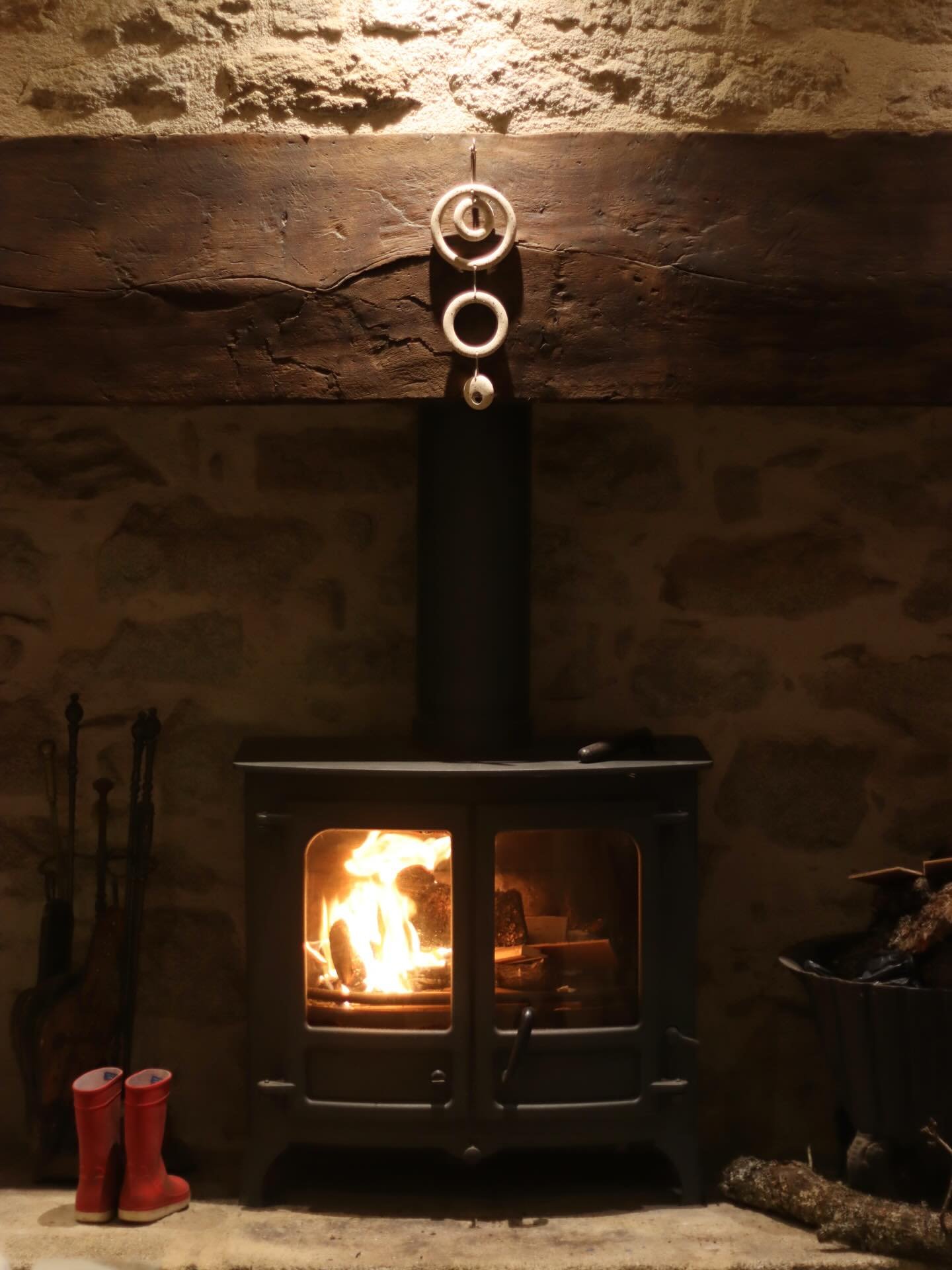 Spring may be in the air, but it hasn&rsquo;t quite settled in yet, so I&rsquo;m indulging in what might be the last log fire of the season. Never one to miss a styling opportunity, I added one of my wall hangings to the cosy scene.

#handmadeceramic