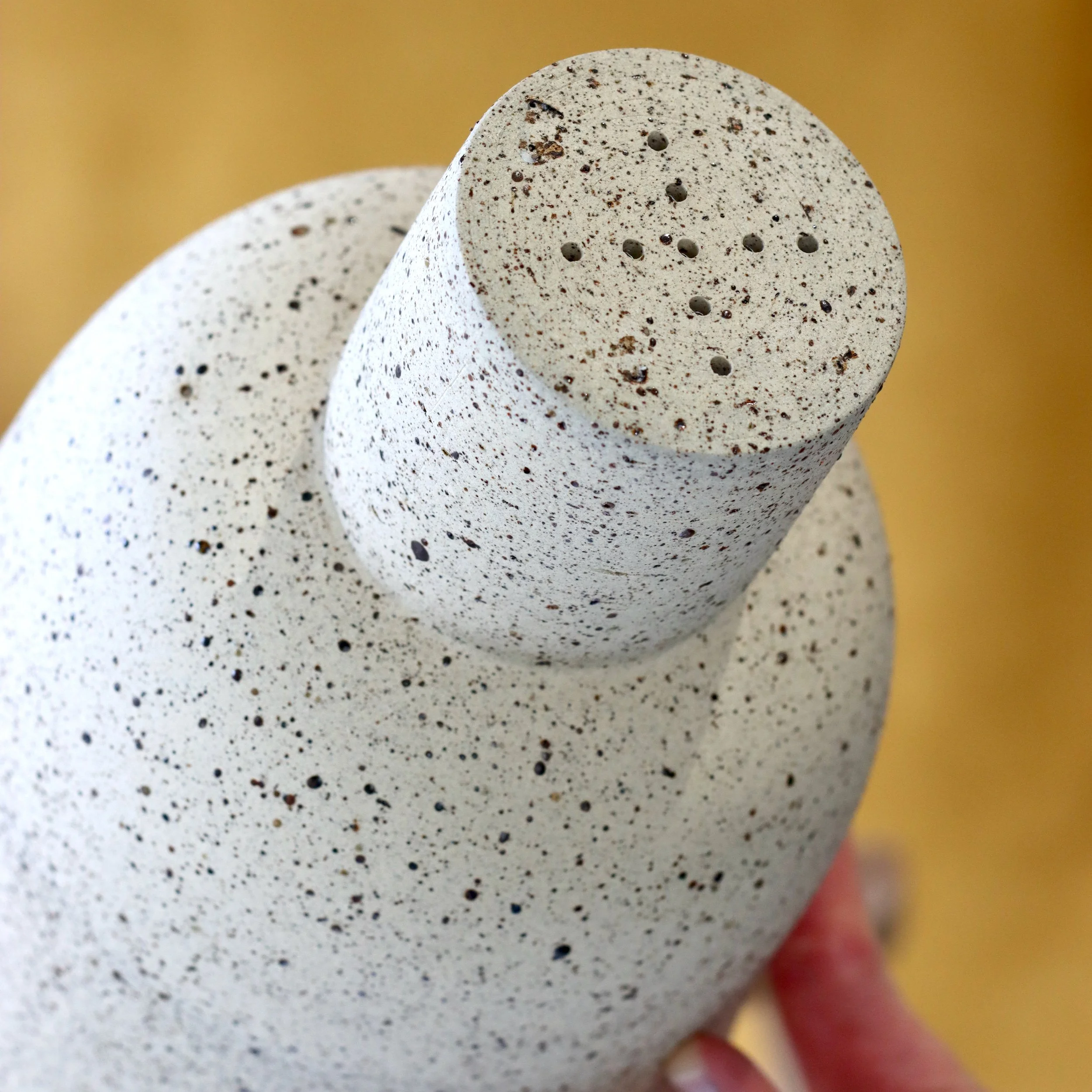 Pot à plantes sur pied_grès moucheté_2.jpeg