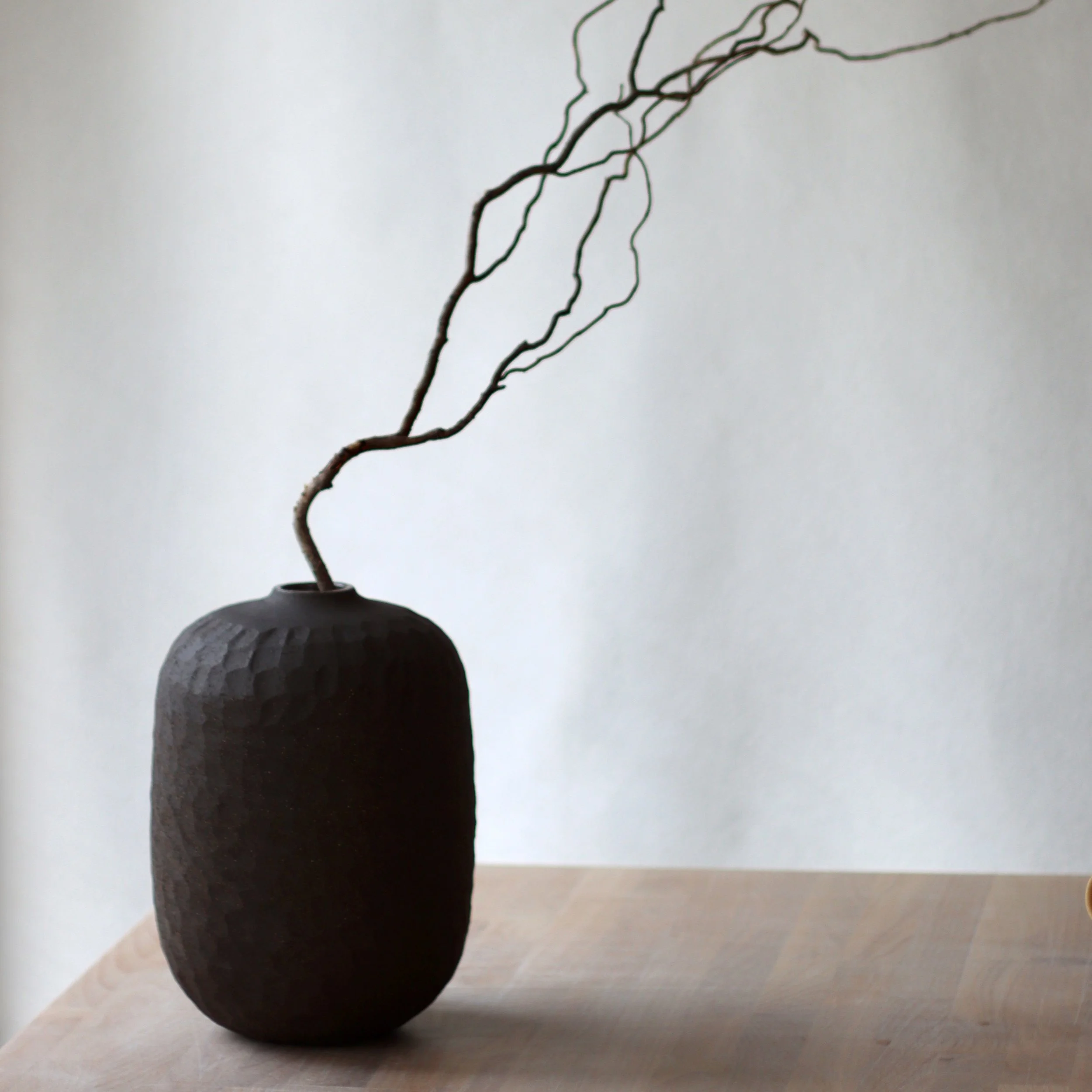 Vase_grès noir_ciselé_1.jpeg