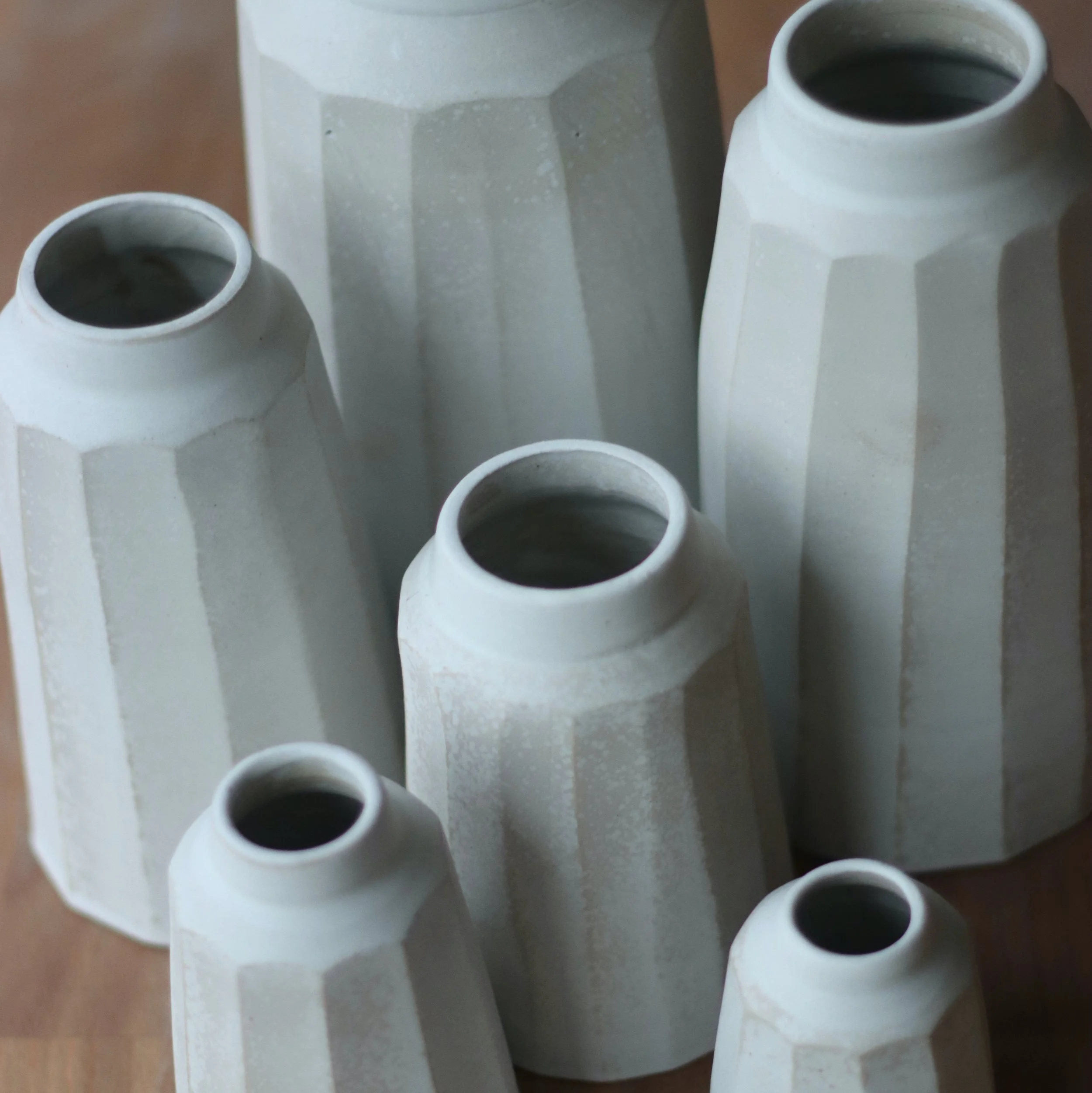 Vase à facettes - grès émaillé blanc_2.jpeg