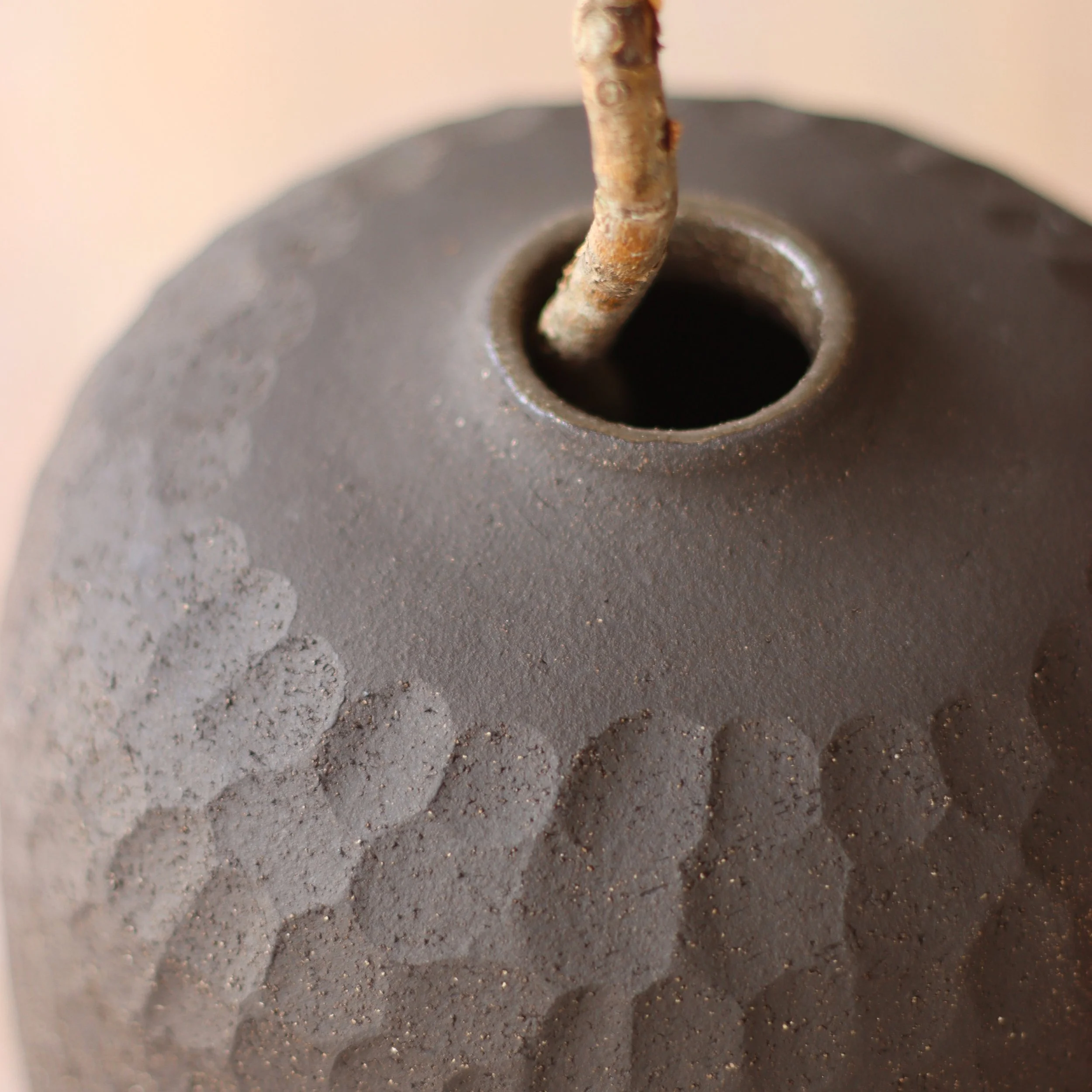 Vase_grès noir_ciselé_2.jpeg