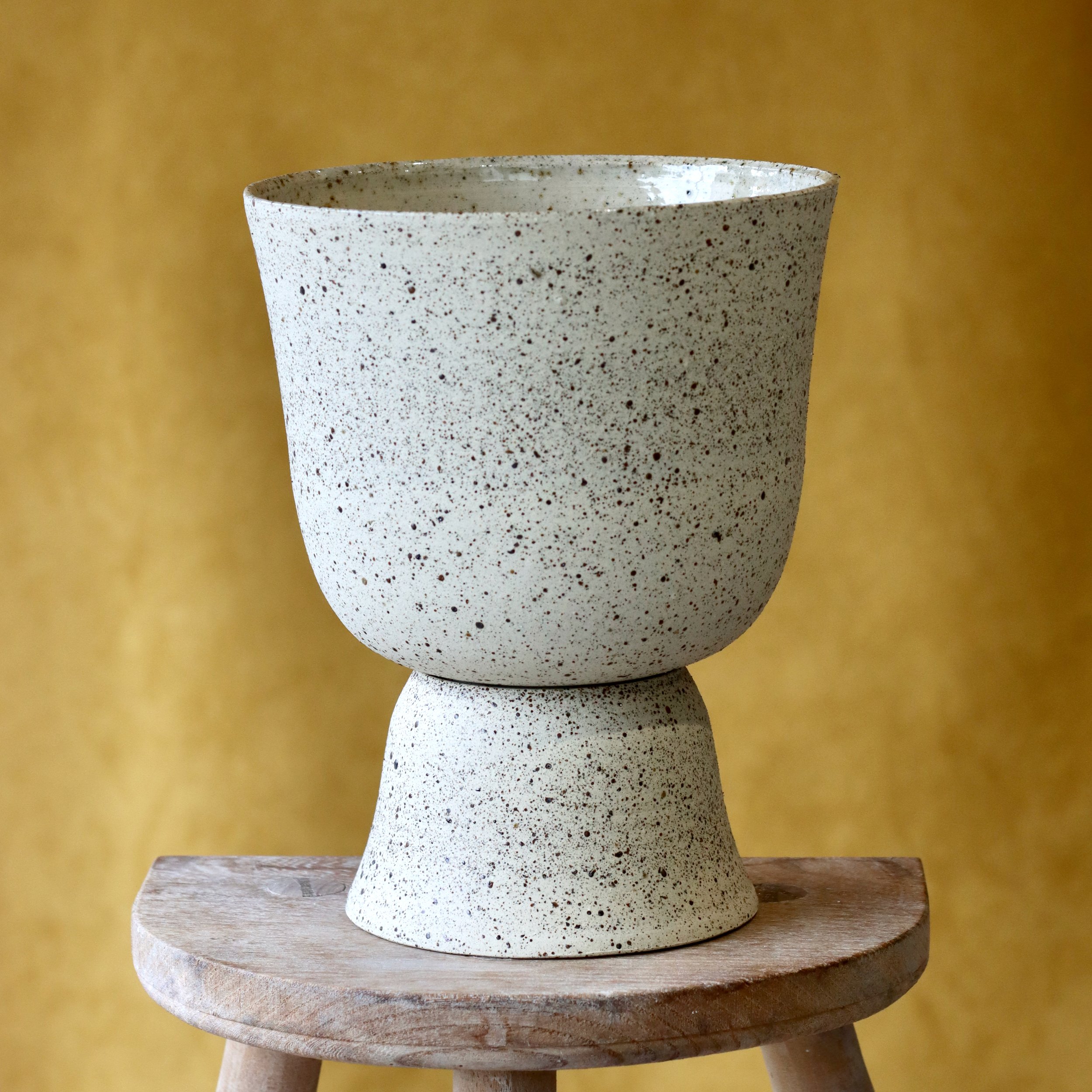 Pot à plantes sur pied_grès moucheté_1.jpeg