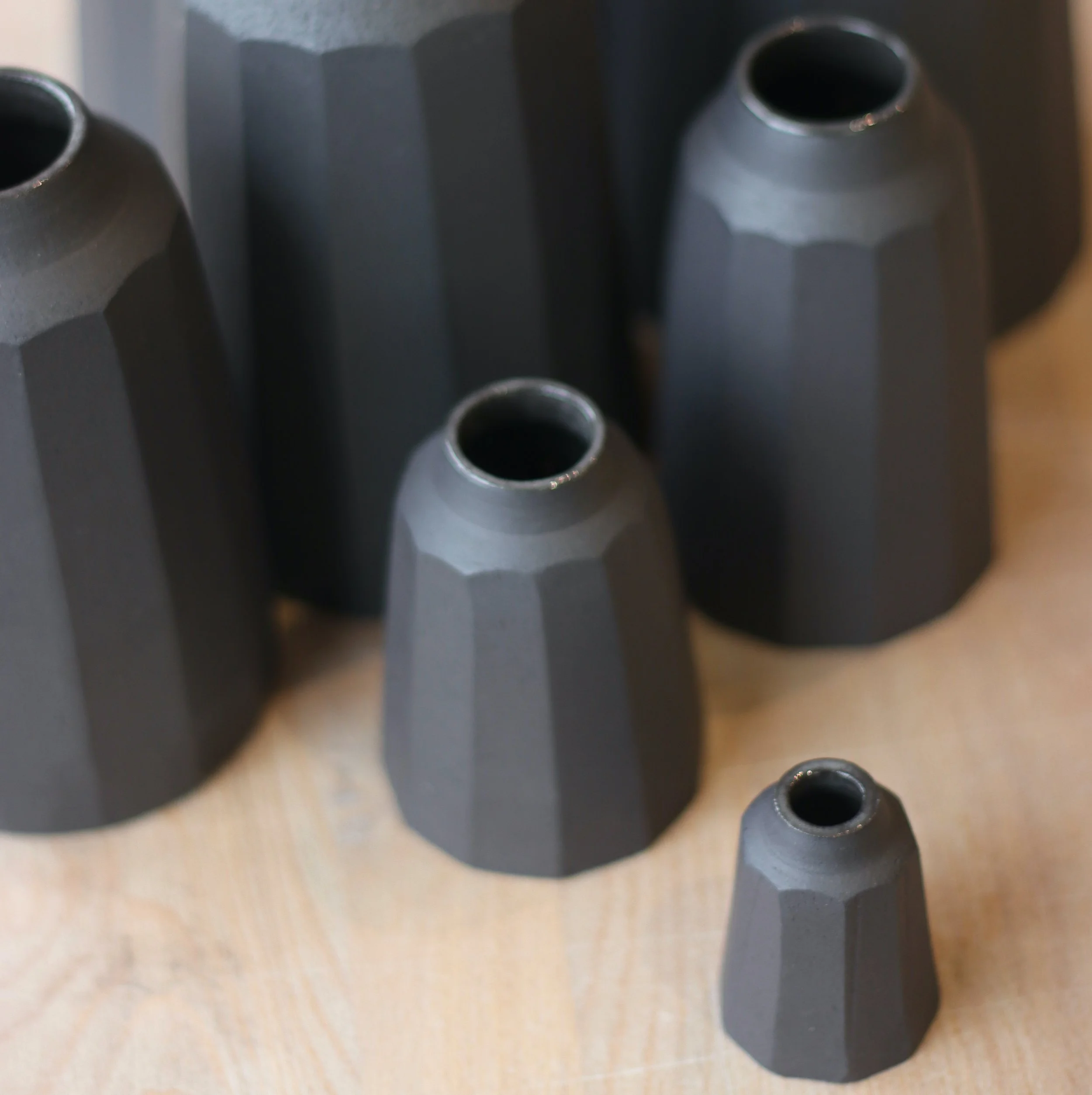 Vase à facettes - grès noir_2.jpeg