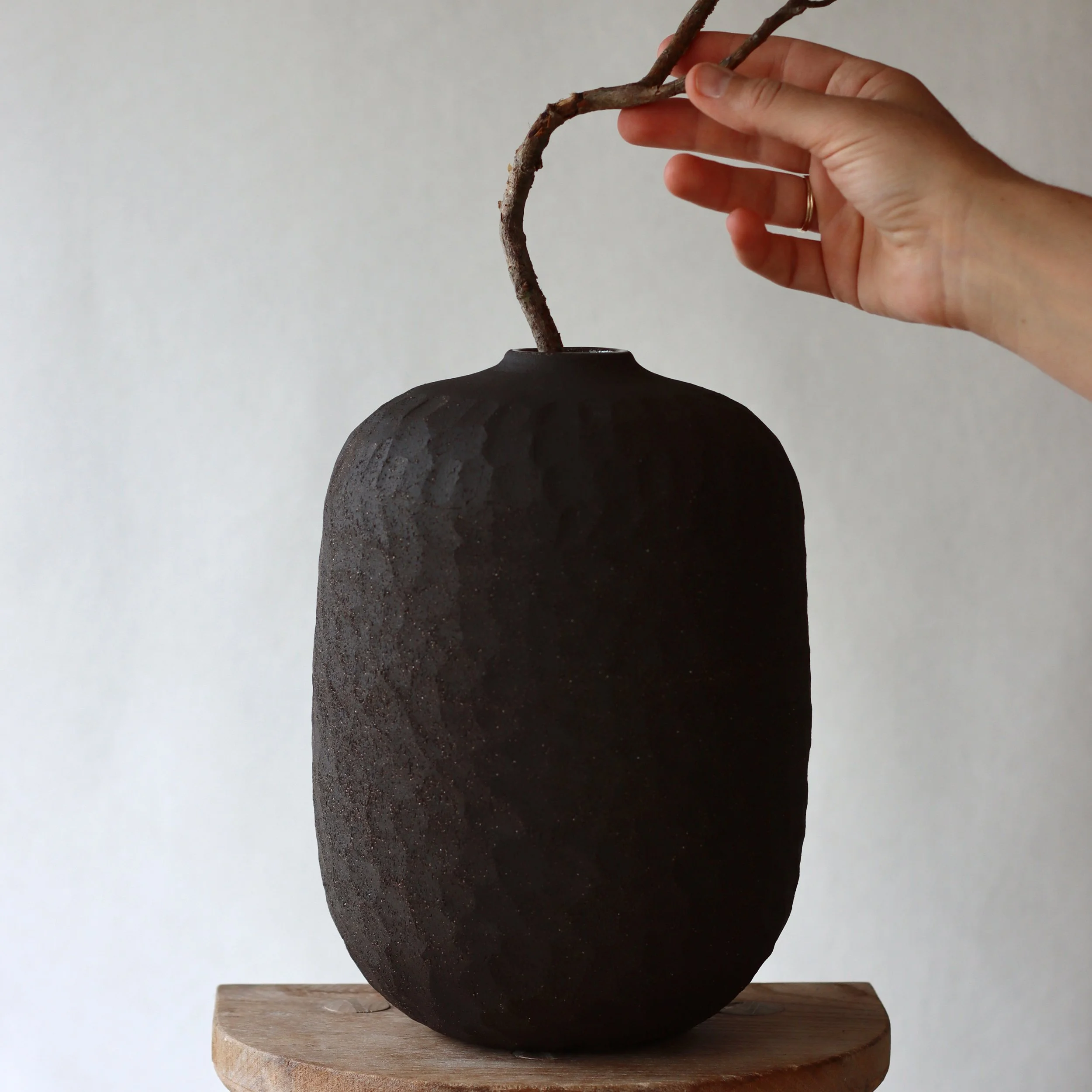 Vase_grès noir_ciselé_3.jpeg