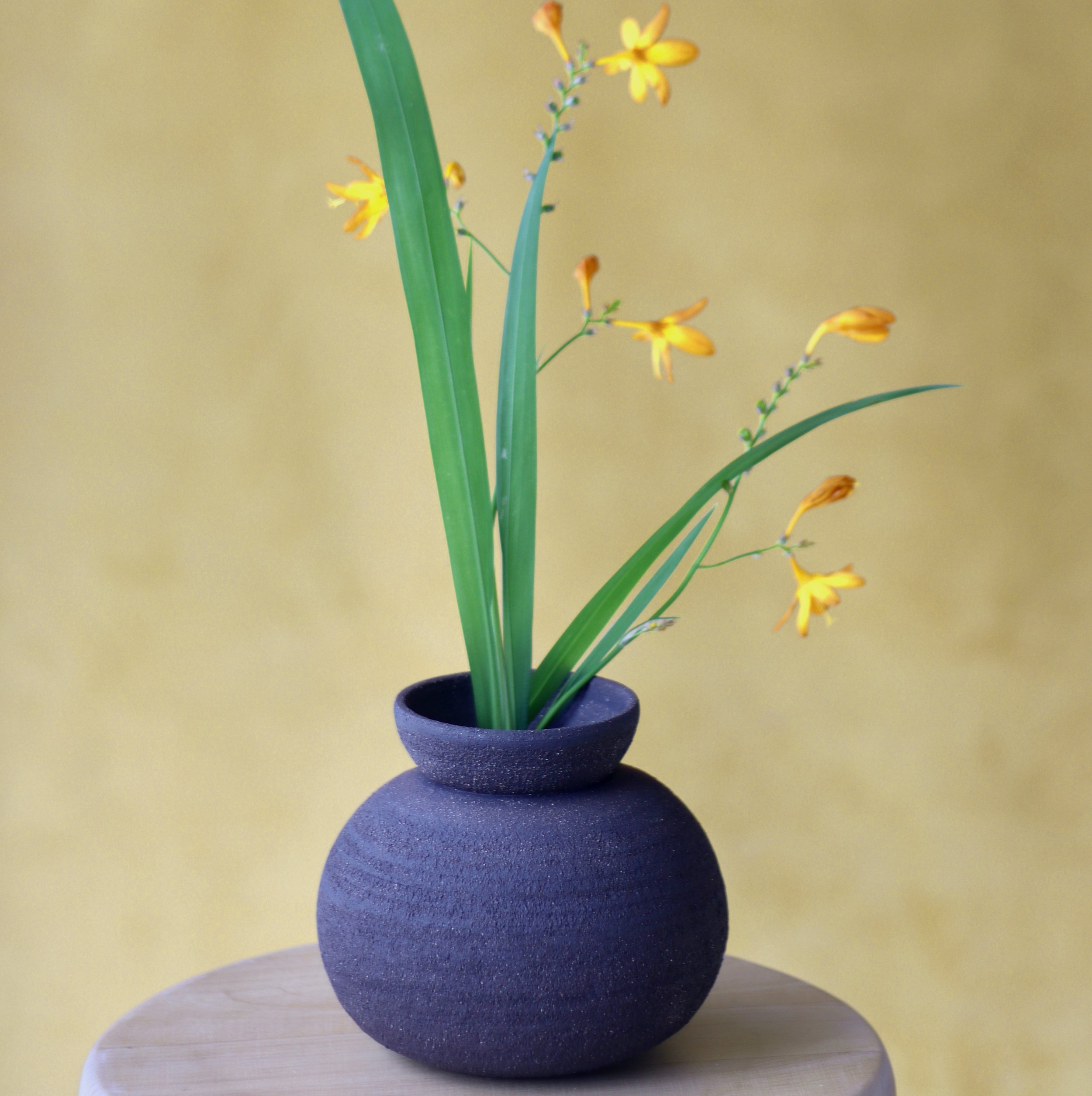 Vase boule - grès noir