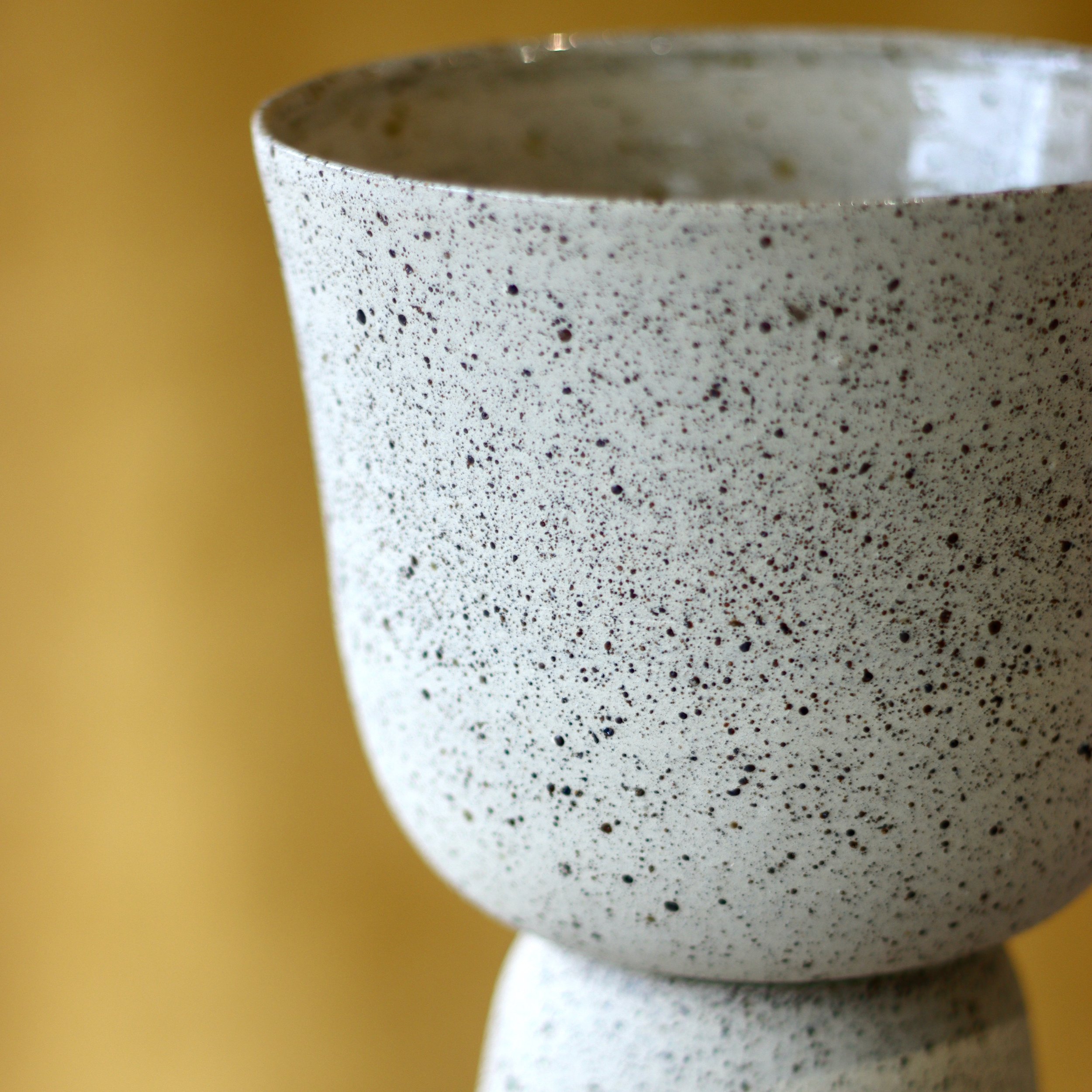 Pot à plantes sur pied_grès moucheté_4.jpeg