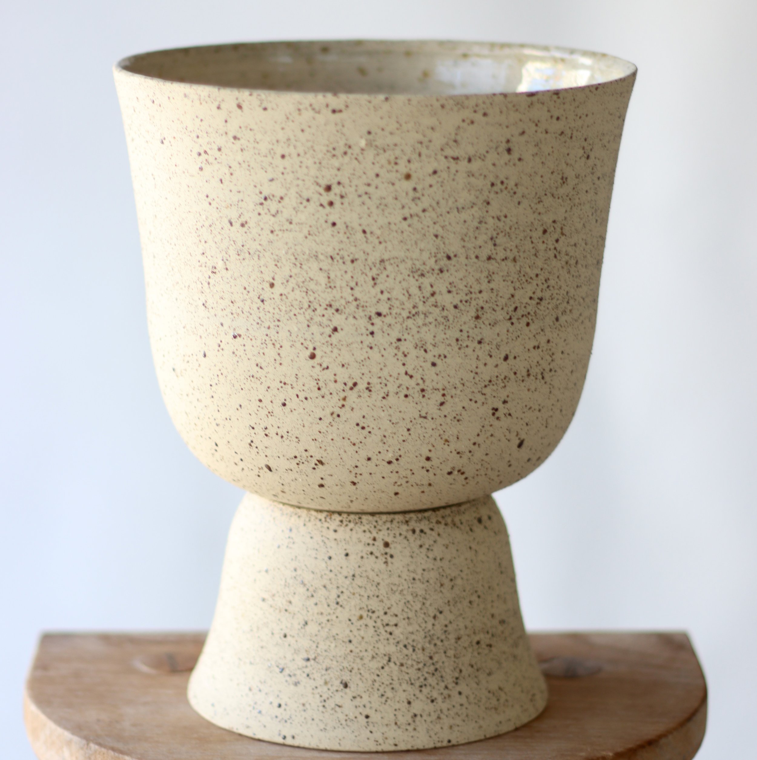 Pot sur pied - grès moucheté