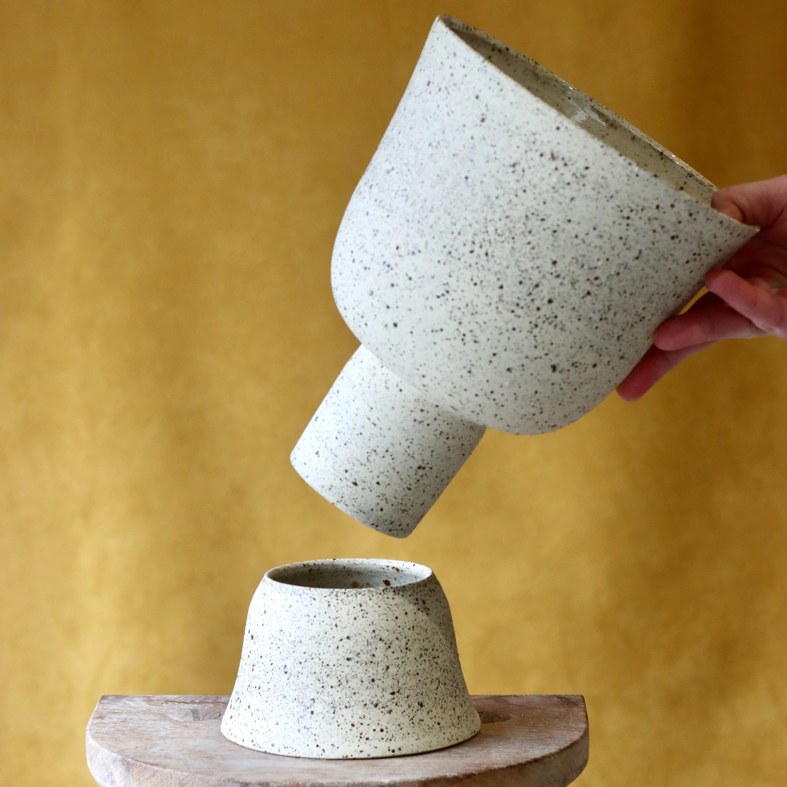 Pot à plantes sur pied_grès moucheté_3.jpeg