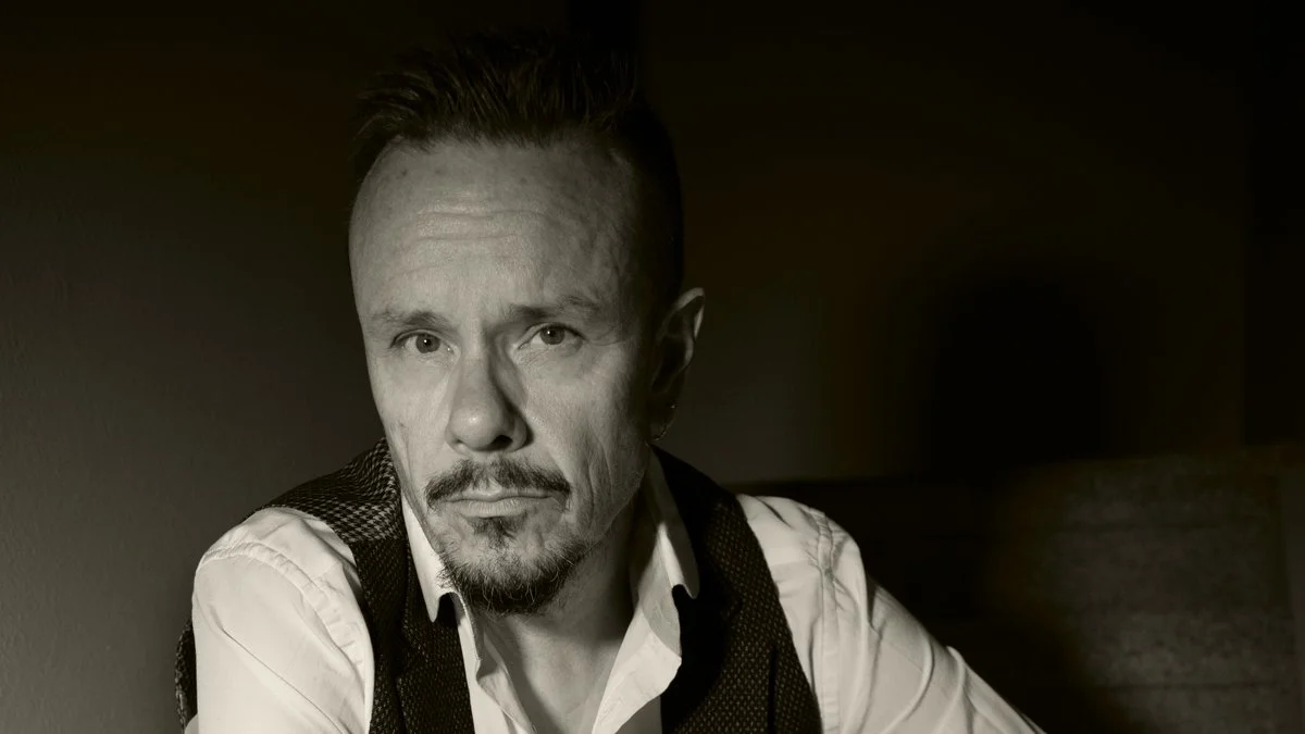 Black-and-white portrait of Simon Shackleton promoting his Substack essays and stories on music, creativity and life beyond the dancefloor.