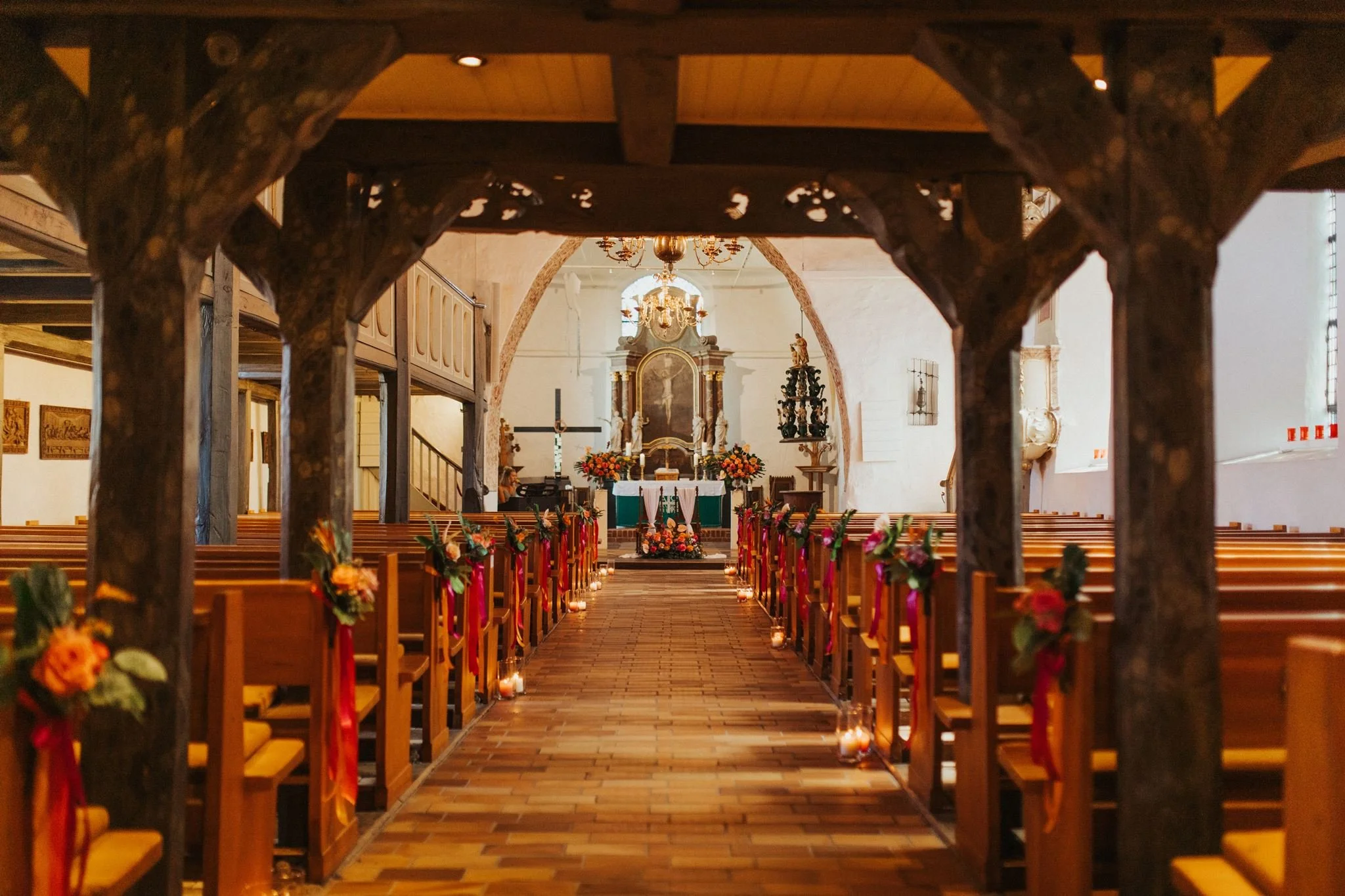 Geschmückter Innenraum der St. Nikolai Kirche in Grömitz vor der Trauung