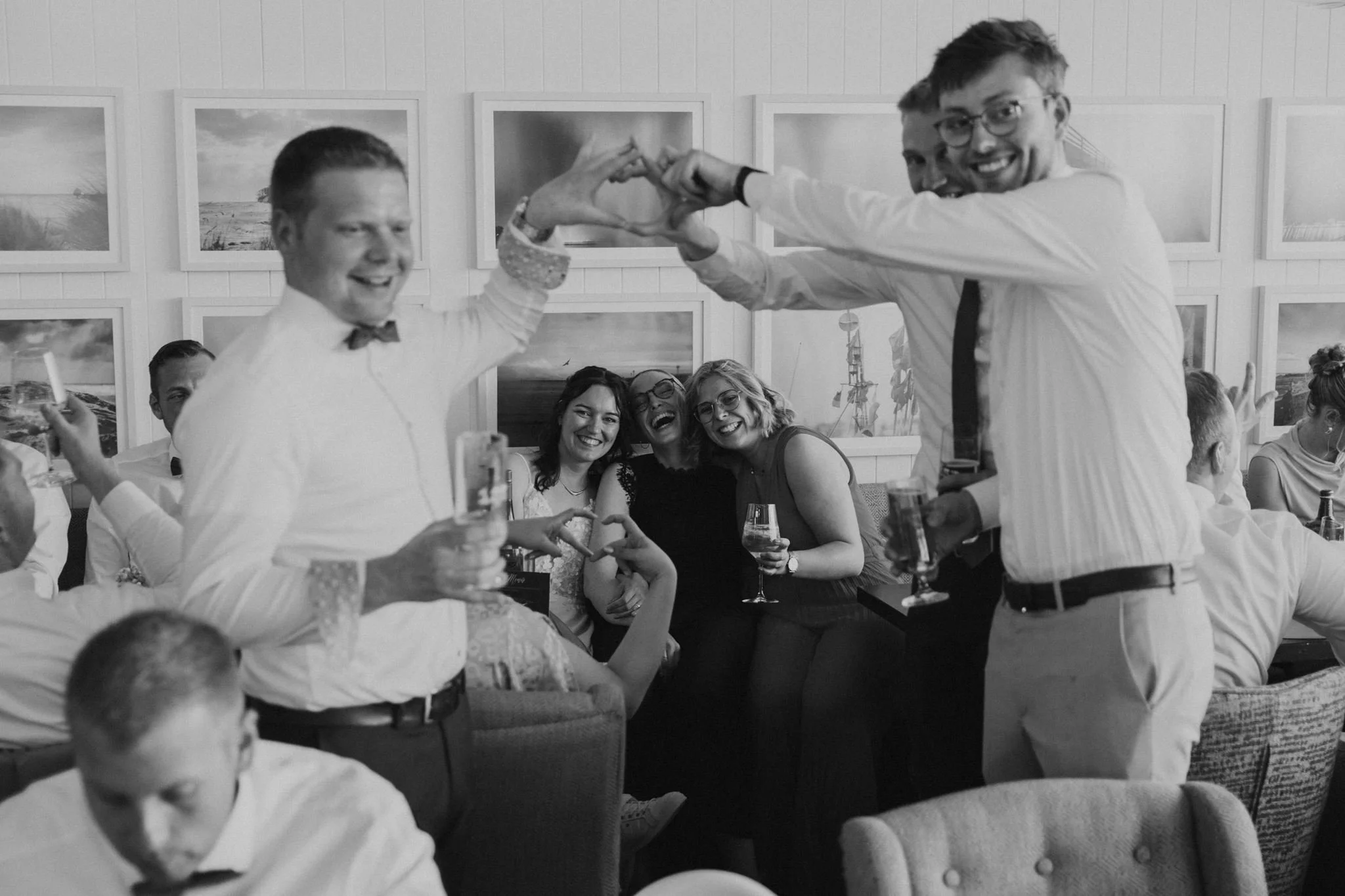 Hochzeitsgäste feiern bei der Hochzeit im Seaside Grömitz und Bilden mit ihren Händen herzen