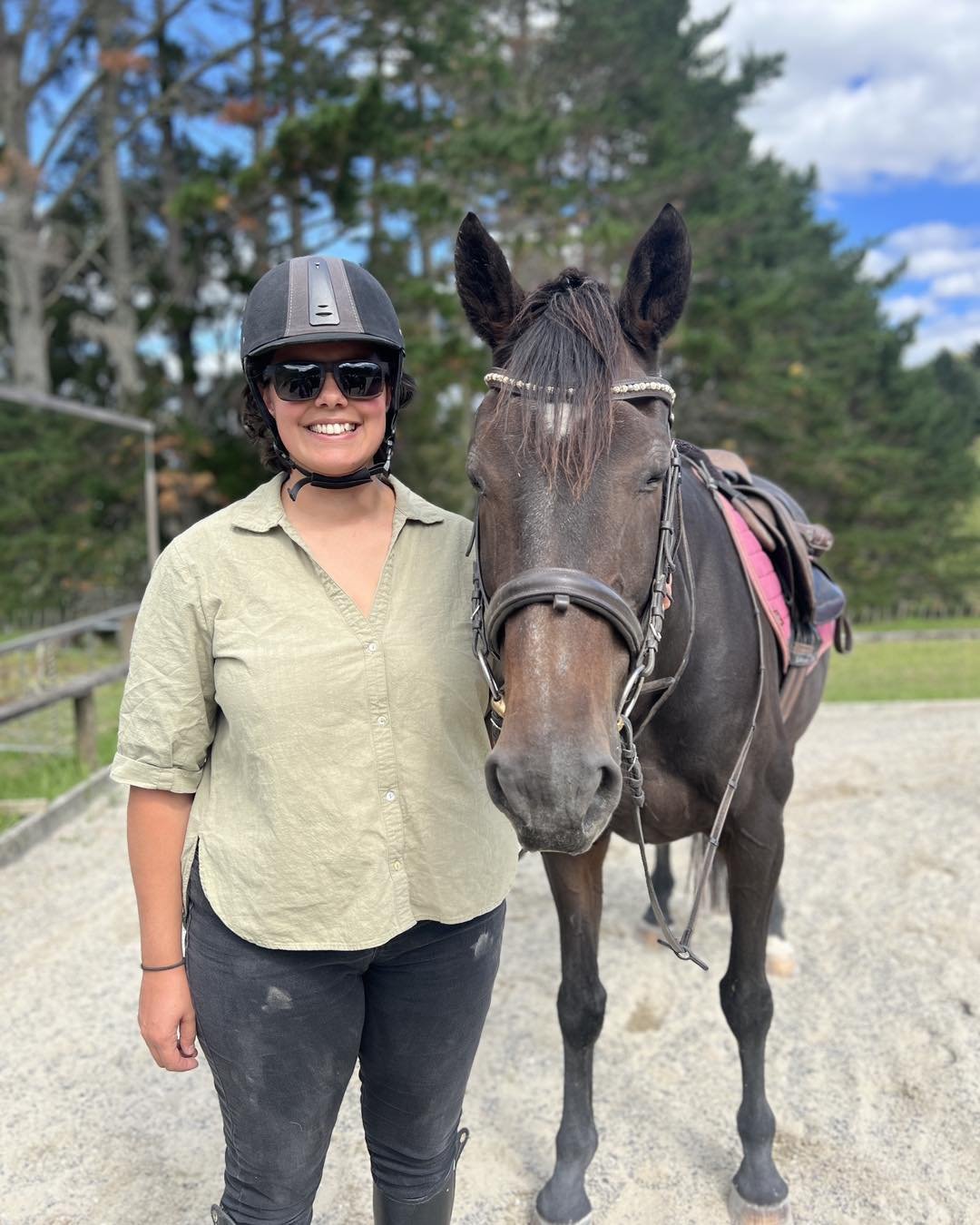 Yeap&hellip; that&rsquo;s me&hellip;.
Day one returning to riding. 
4 months postpartum.

This photo shows:
😁 an extremely happy and satisfied mumma that managed to ride for 30 mins without falling off or peeing her pants.
👖riding in my jeans cause
