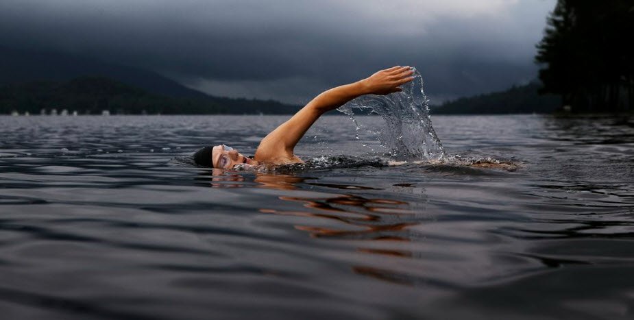 Explore how swimming enhances your health and discover self-care tips for beach or pool days. Care-product.com guides you on your journey to beauty and wellness.