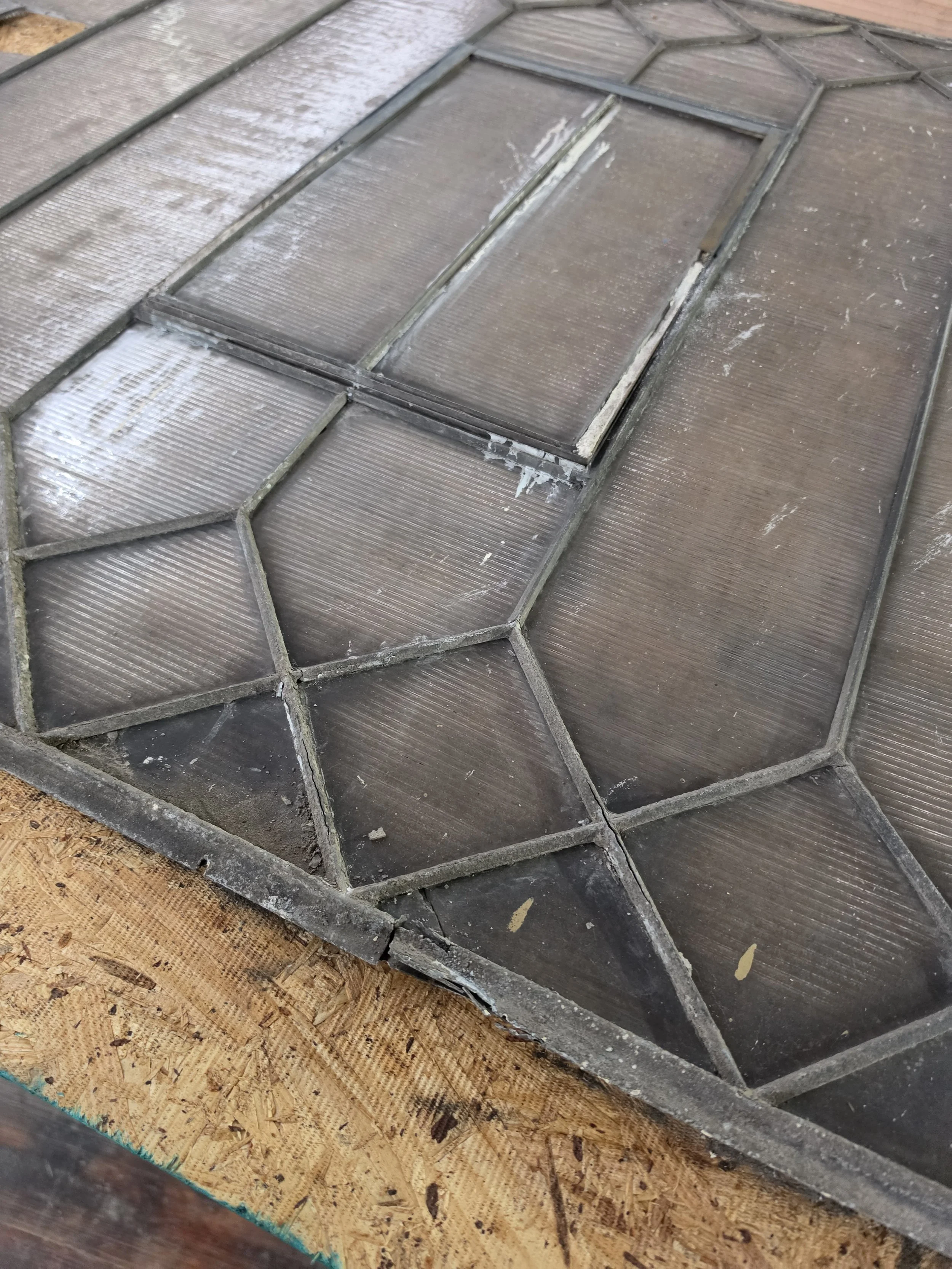 Damage surrounding the inter-window