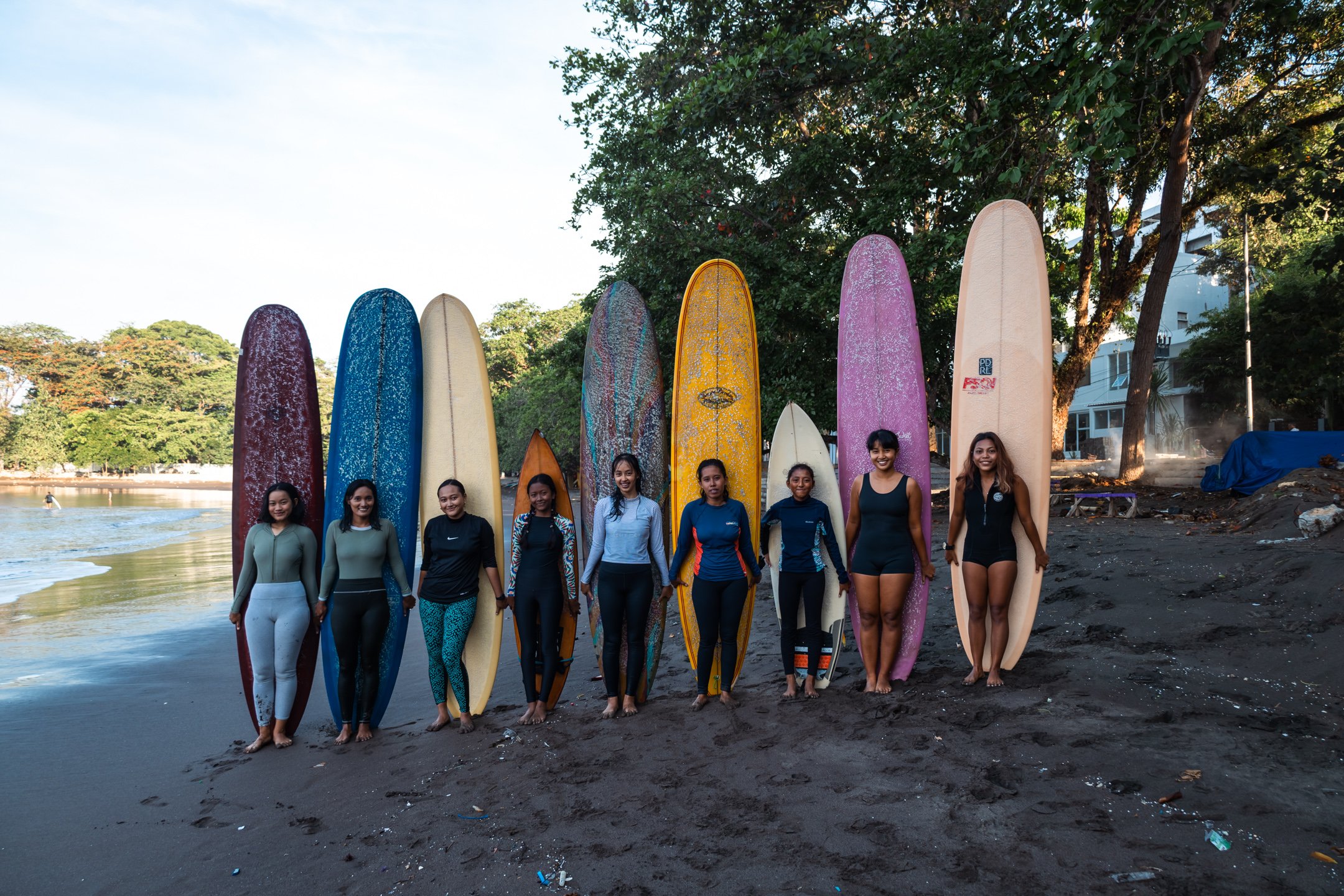 Onda dopo onda | il silenzioso movimento delle surfiste indonesiane