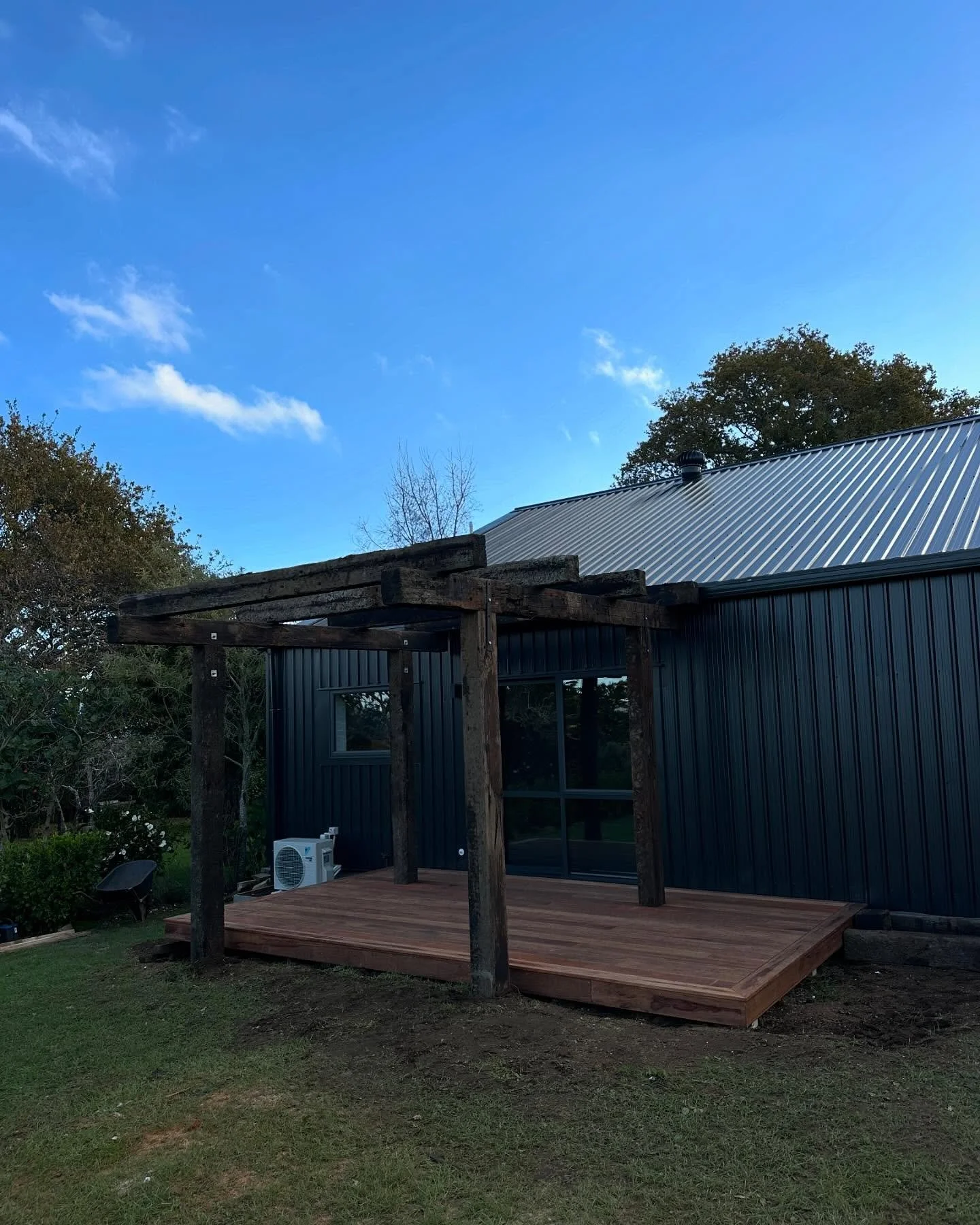 Rustic style deck we recently completed out on a farm in Waikino, the old timber has a lot of character and helps make the new shed blend in. 

Have a similar project in mind? Get in touch we would  love to help!

#deck #timber #build #waihi #rustic 