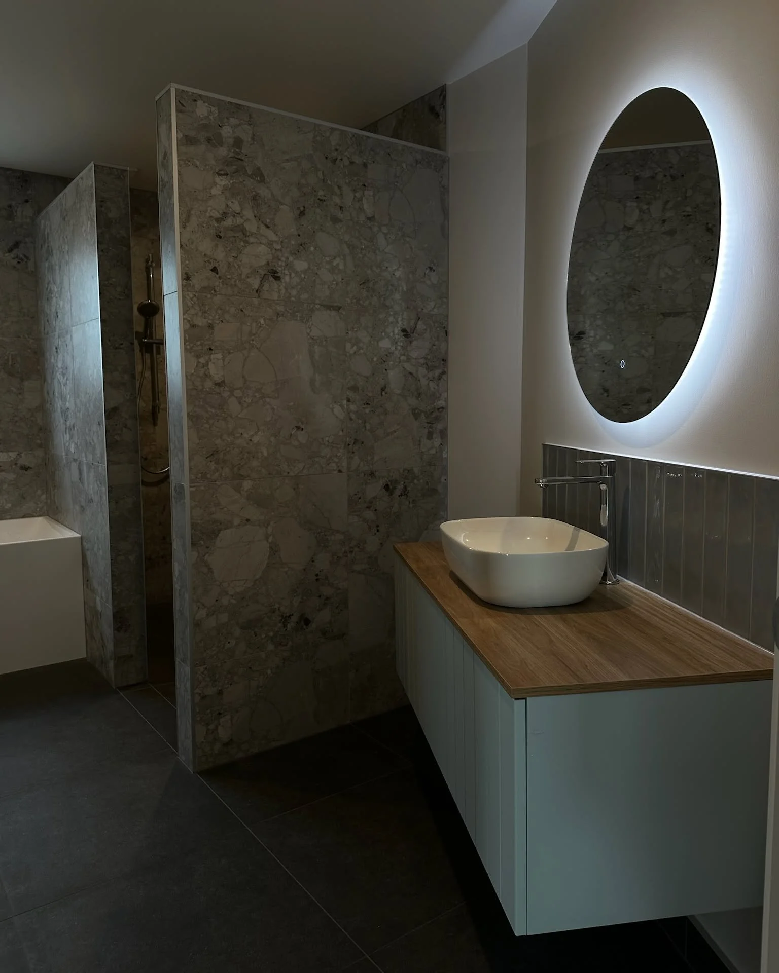 A sleek bathroom update featuring a spacious shower, plenty of tiles, and the mirror of your dreams - what more could you need?

#AKBuilders #BuildingNZ #BathroomRenovation #TiledShower