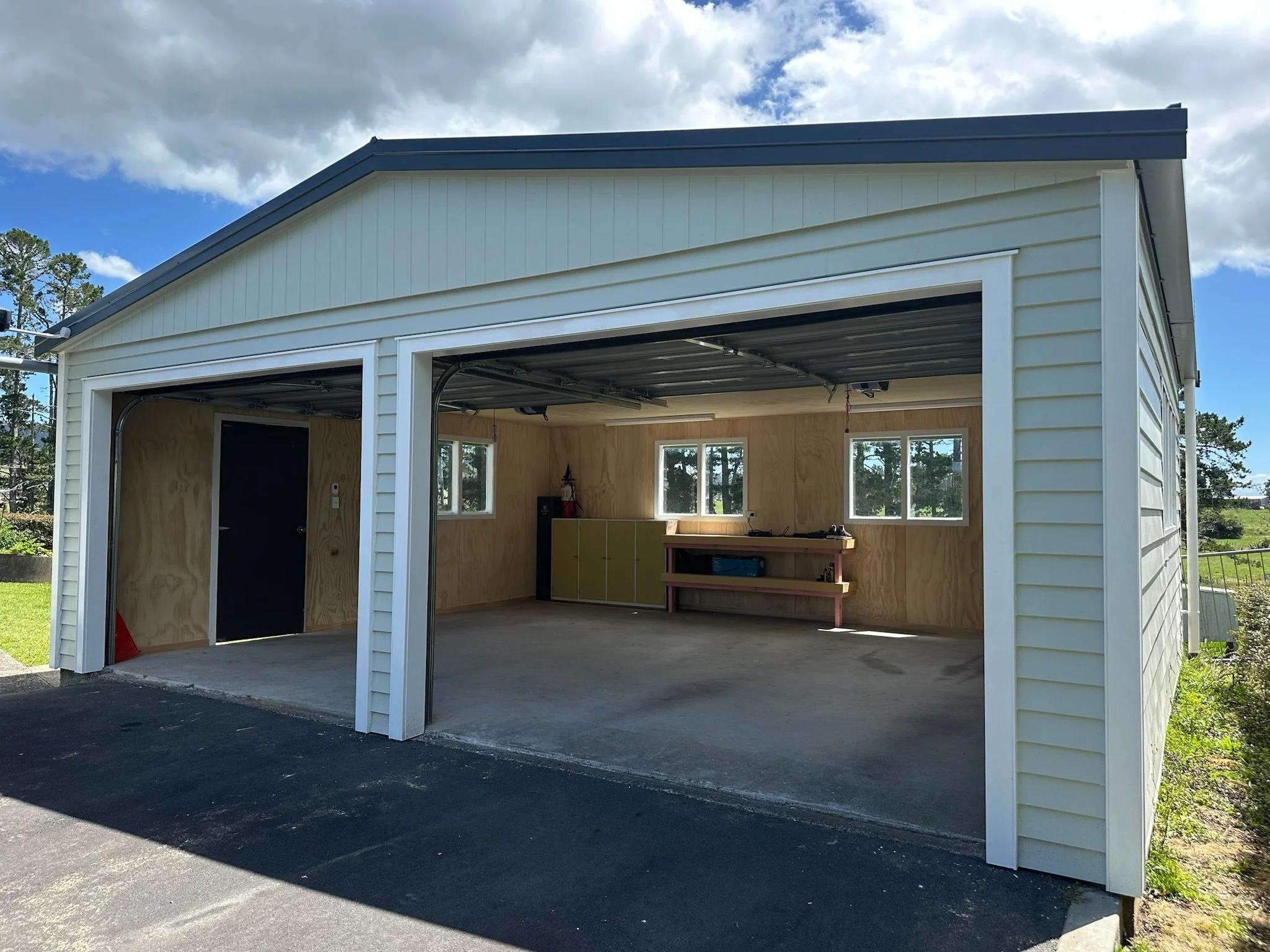 Recent garage reno 🛠️

New garage doors, interior lining, roof &amp; cladding.

#AKBuilders #BuildingNZ #Renovation