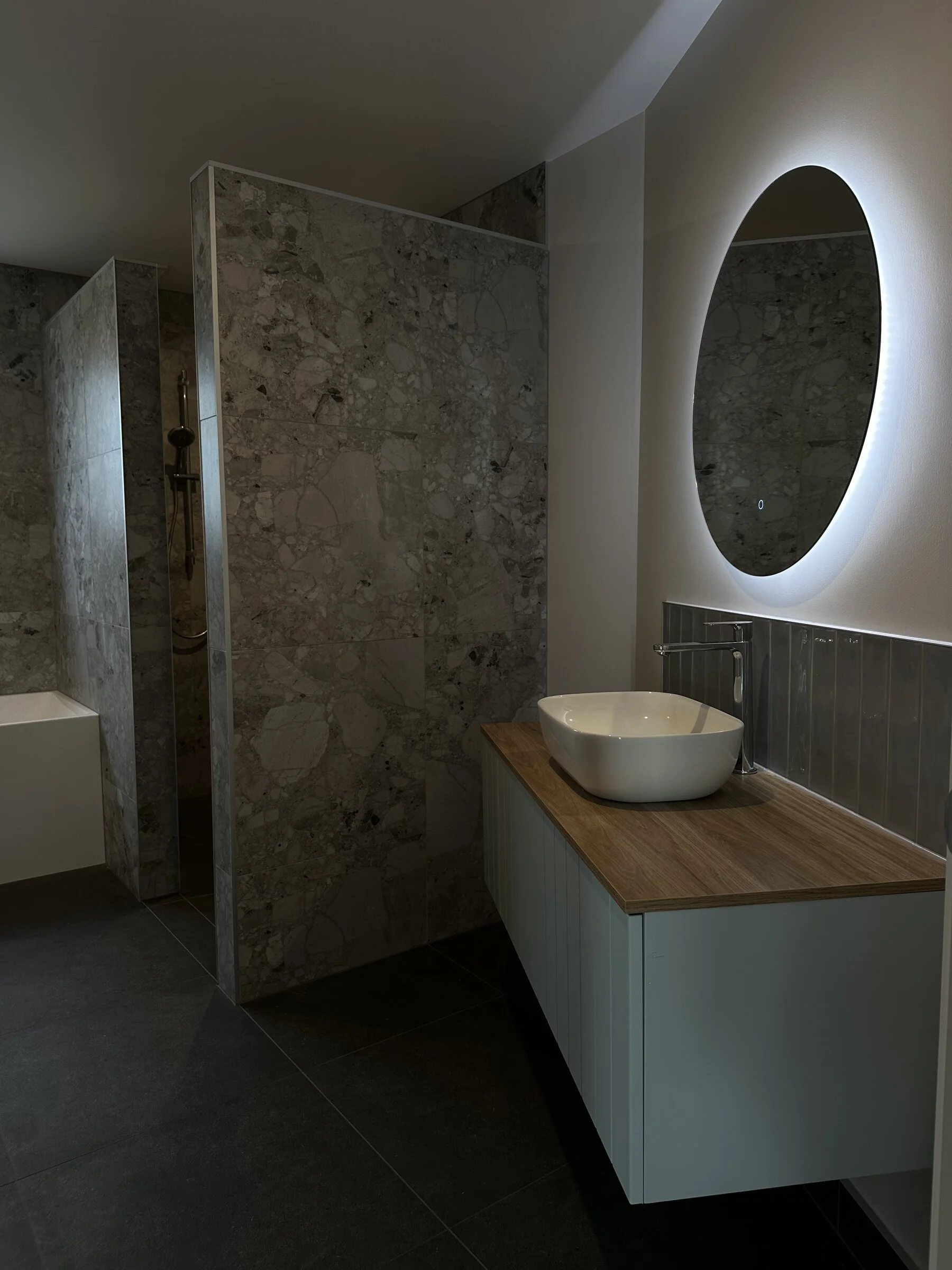 10-bathroom-b-vanity.jpg